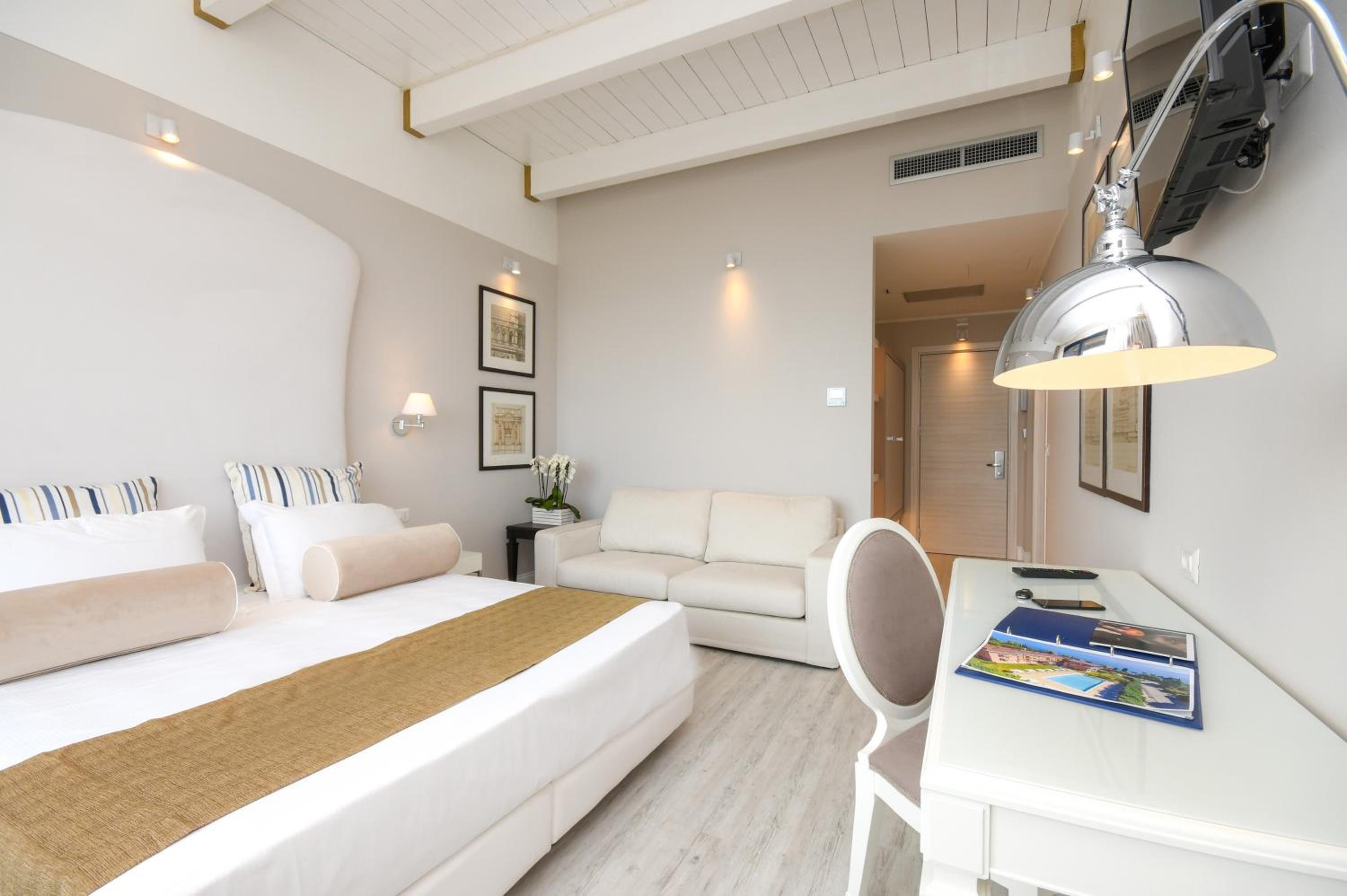 Deluxe Room - Photo 1