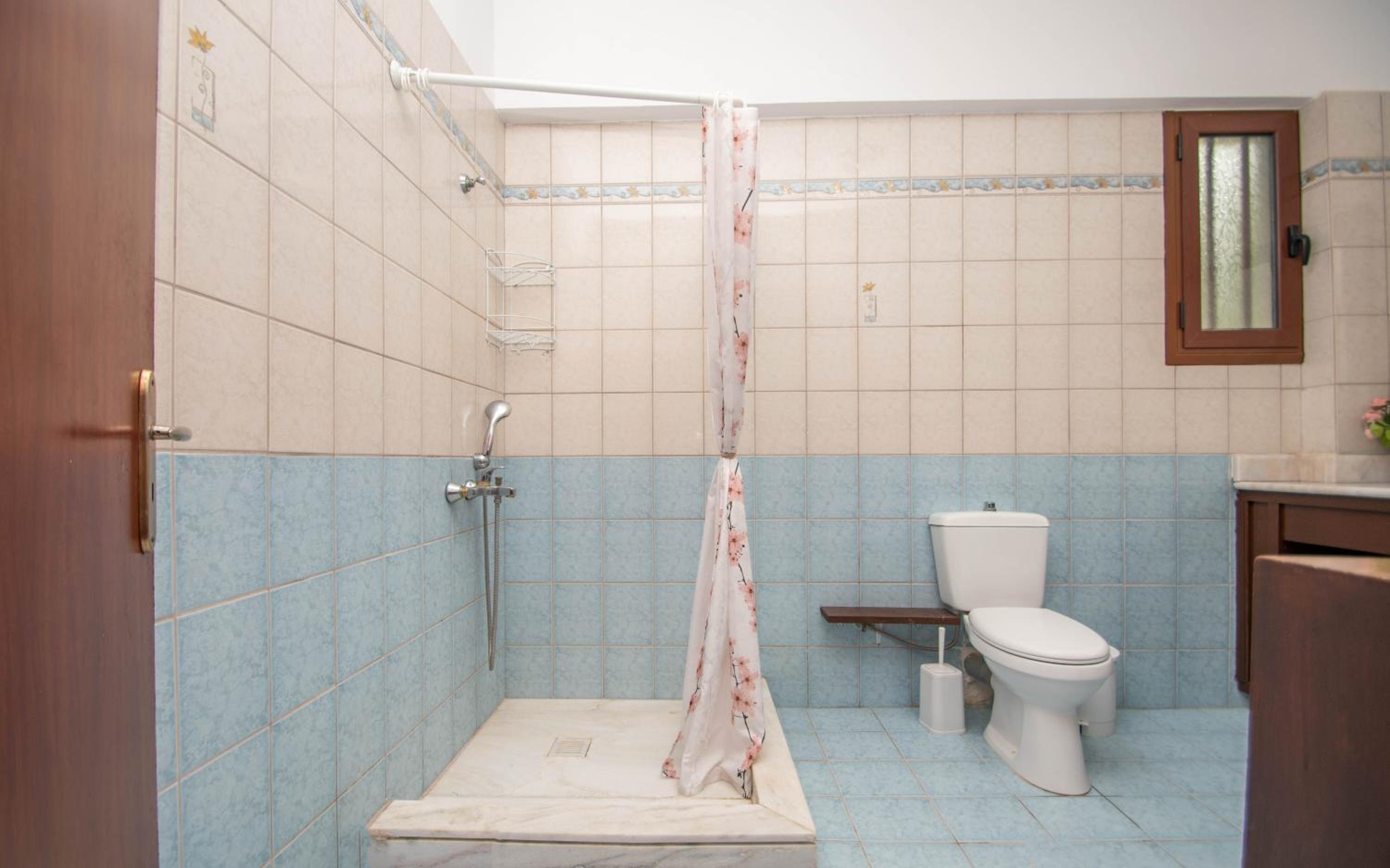 Three-Bedroom House - Photo 3