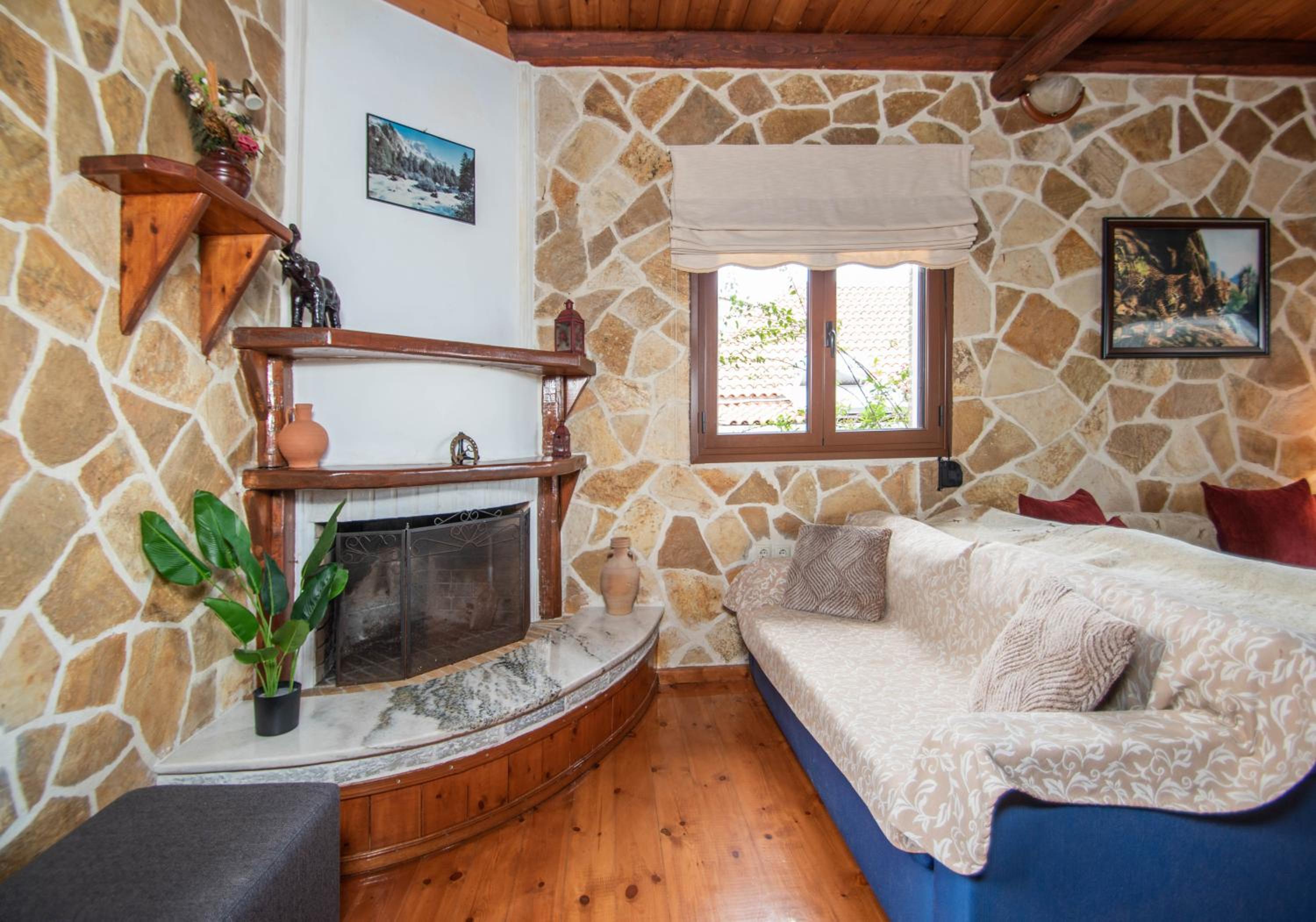Three-Bedroom House - Photo 32