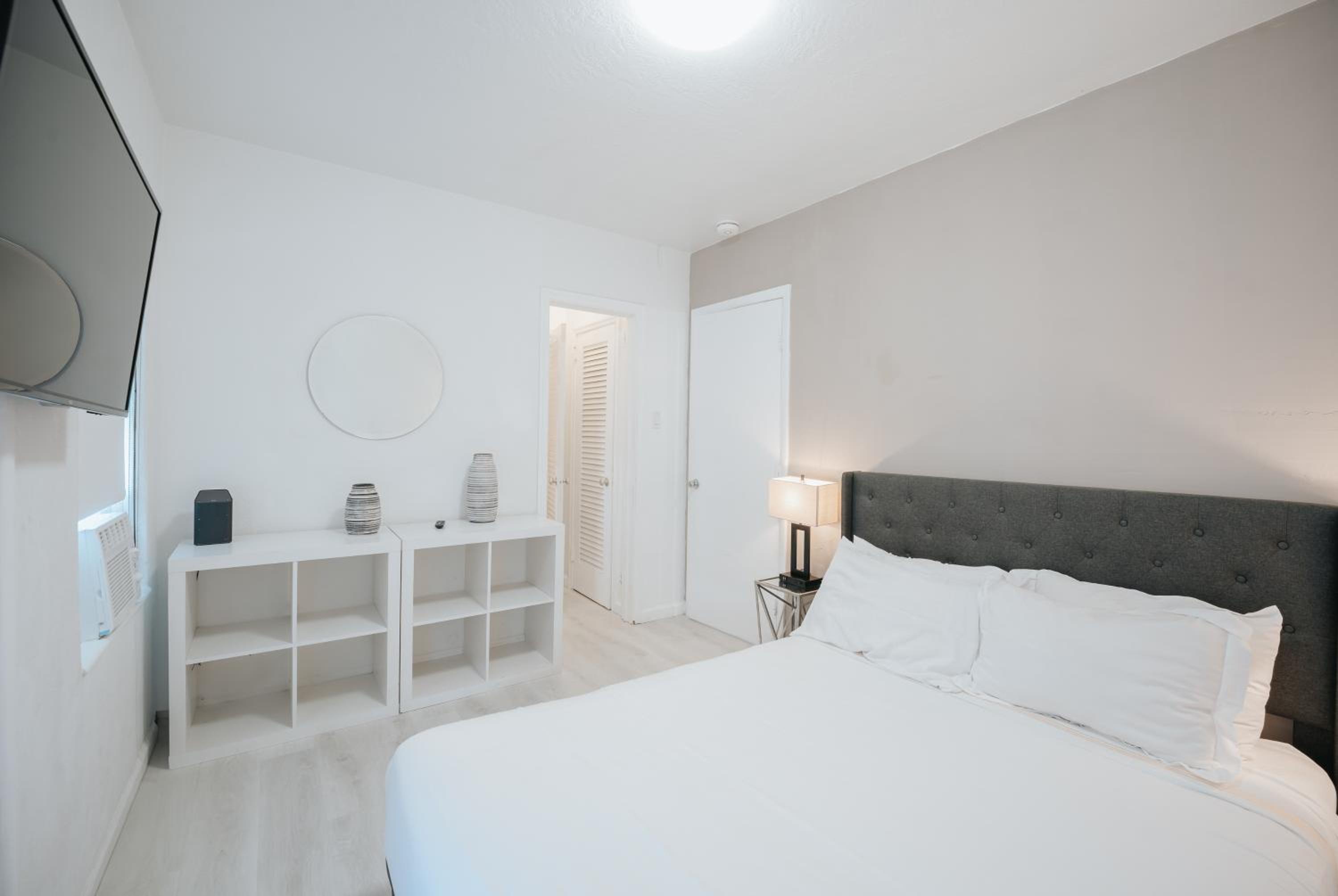 One-Bedroom Apartment - Photo 12