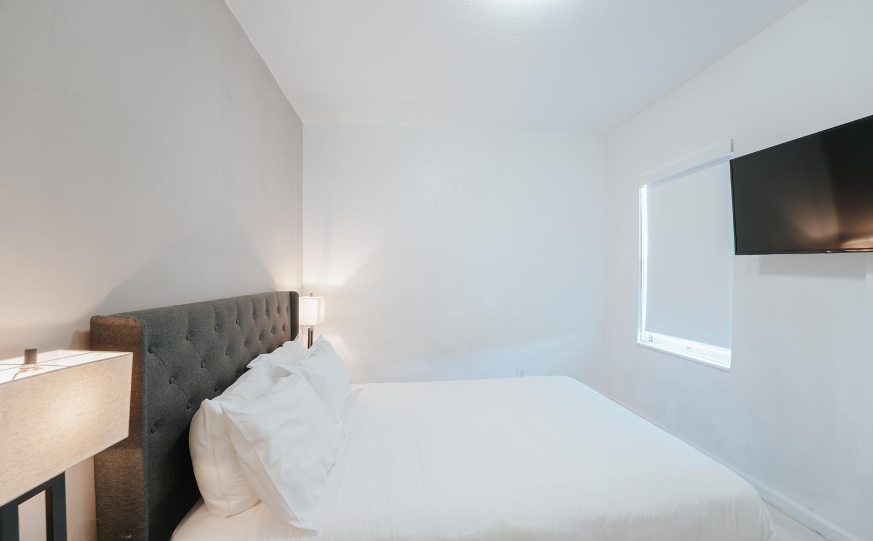 One-Bedroom Apartment - Photo 11