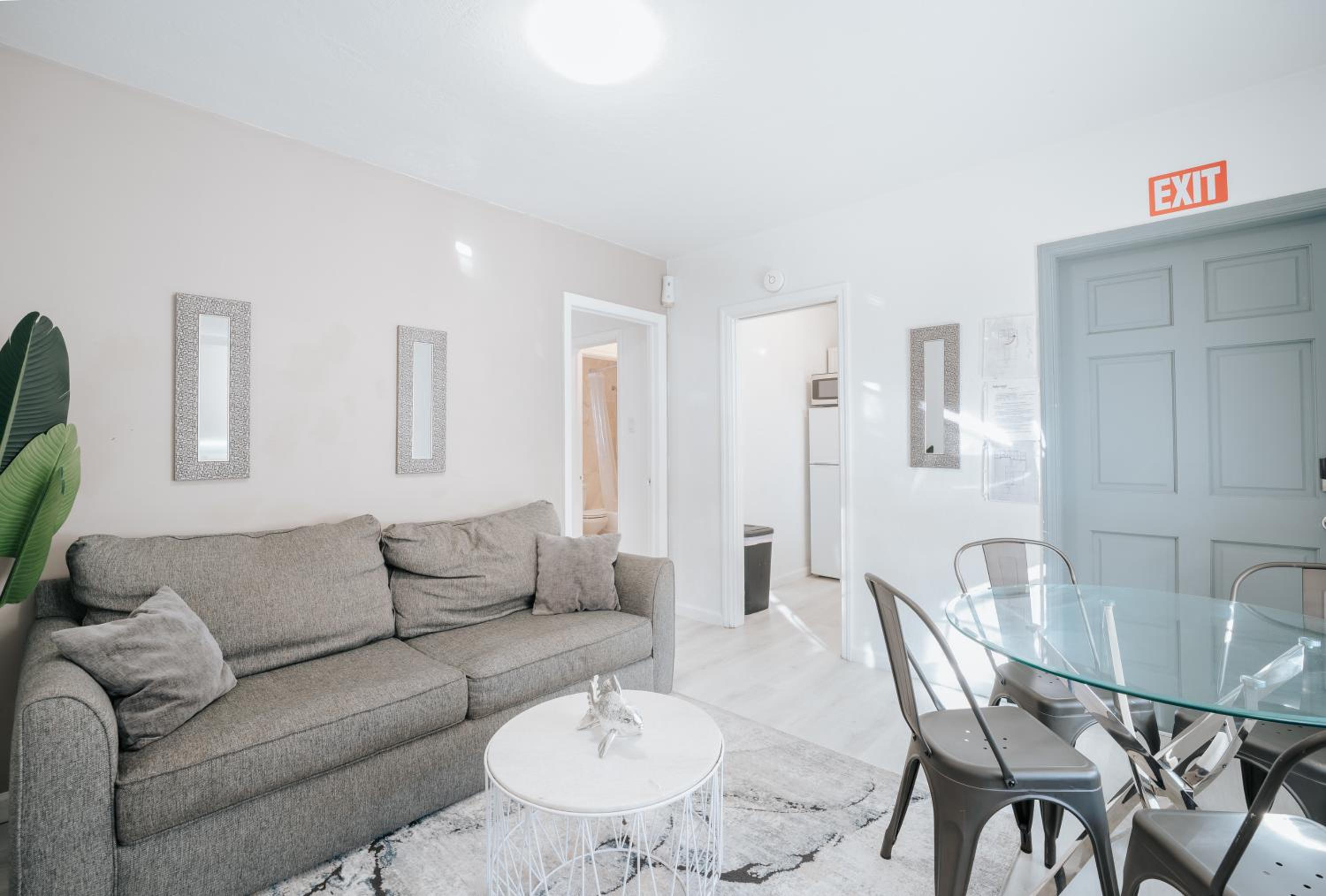 One-Bedroom Apartment - Photo 3
