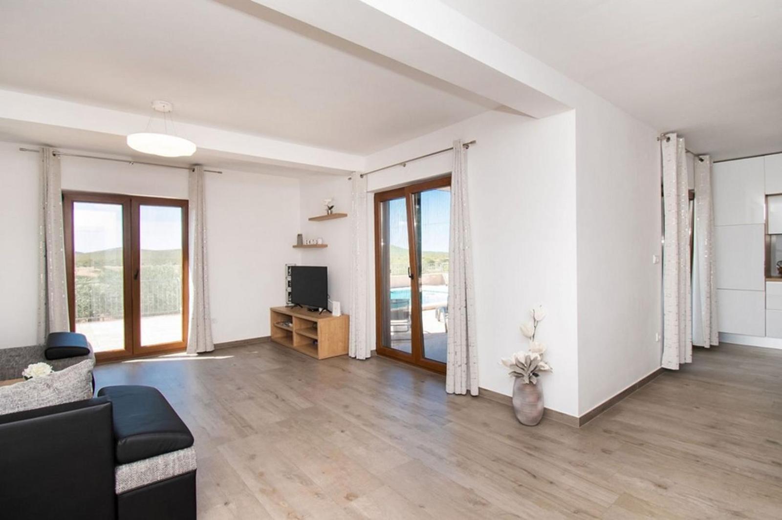 Villa photo 3