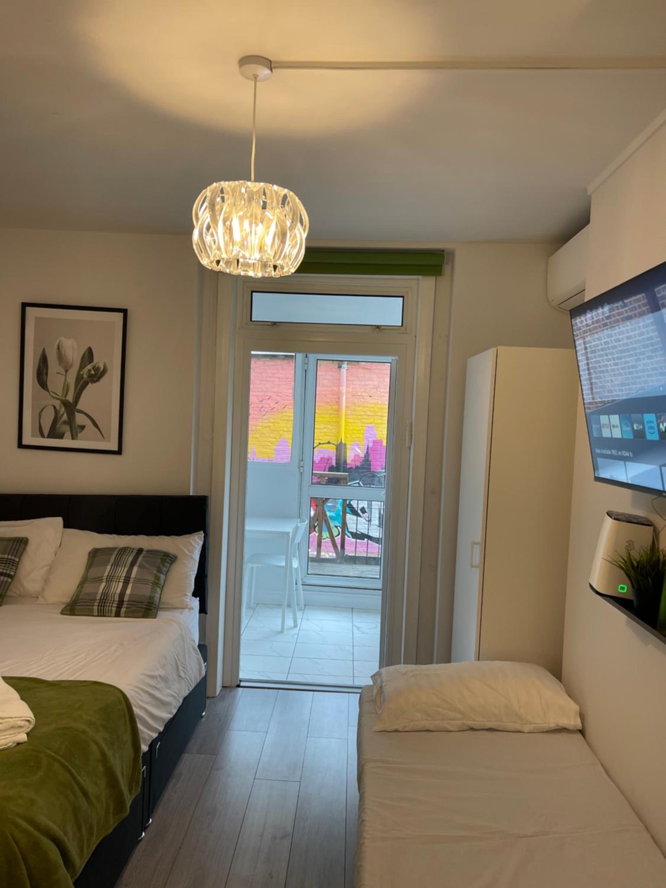 Grand floor, family studio, near train. photo 2
