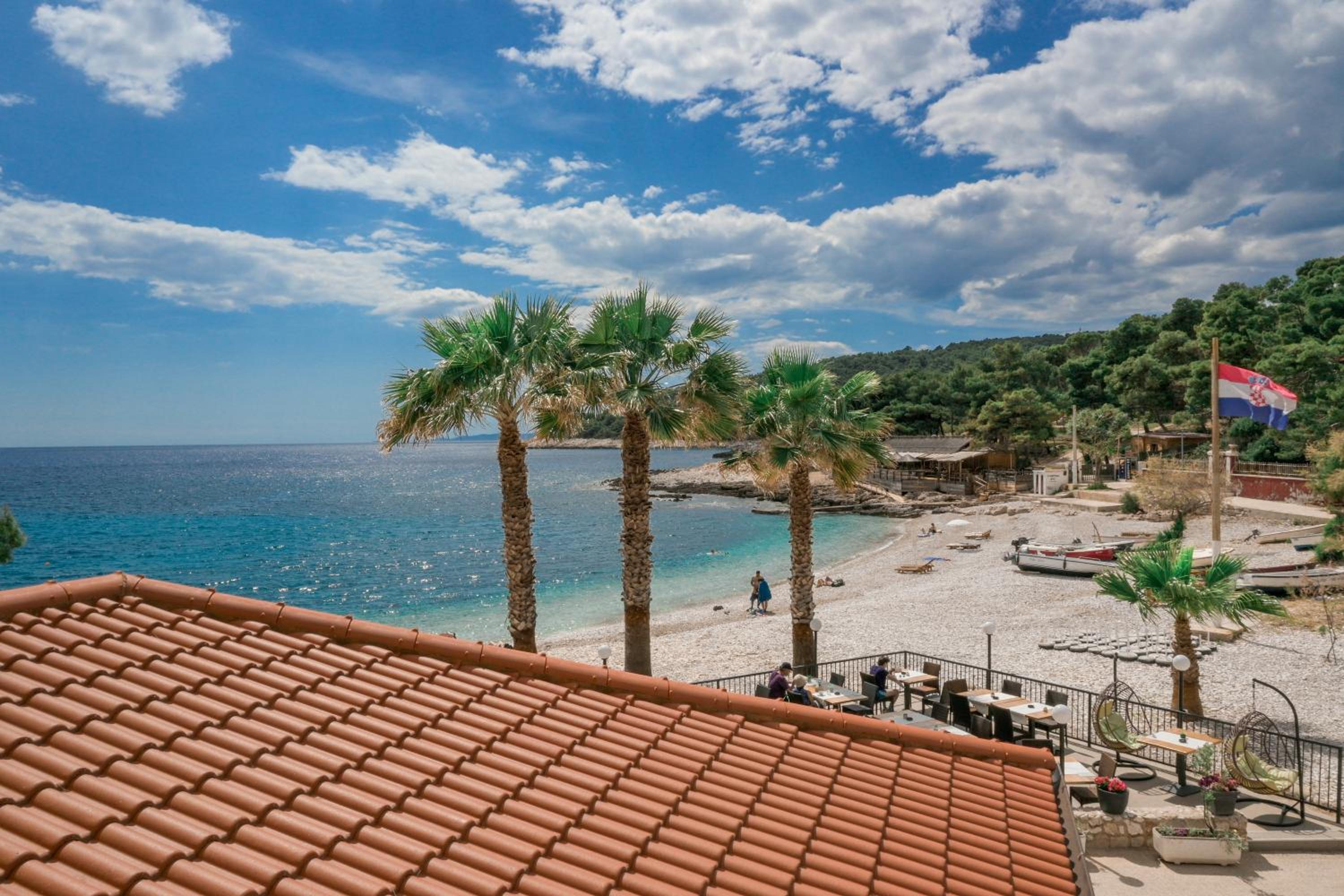 Deluxe Double Room with Balcony and Sea View - Photo 11