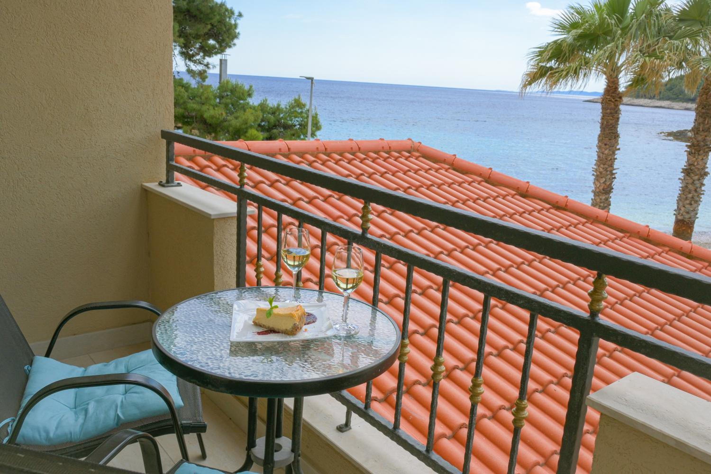 Deluxe Double Room with Balcony and Sea View - Photo 5