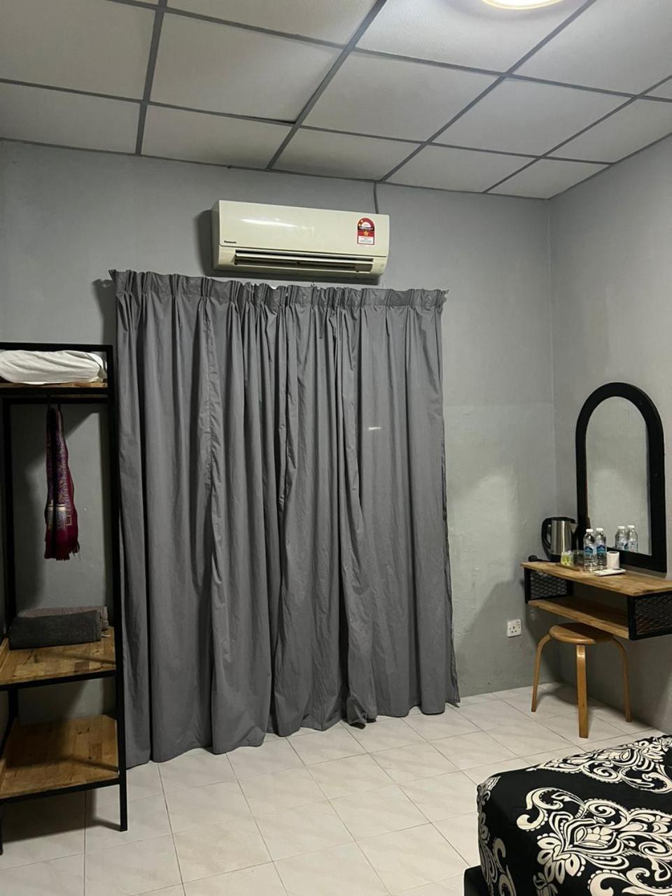 Standard Queen Room photo 3