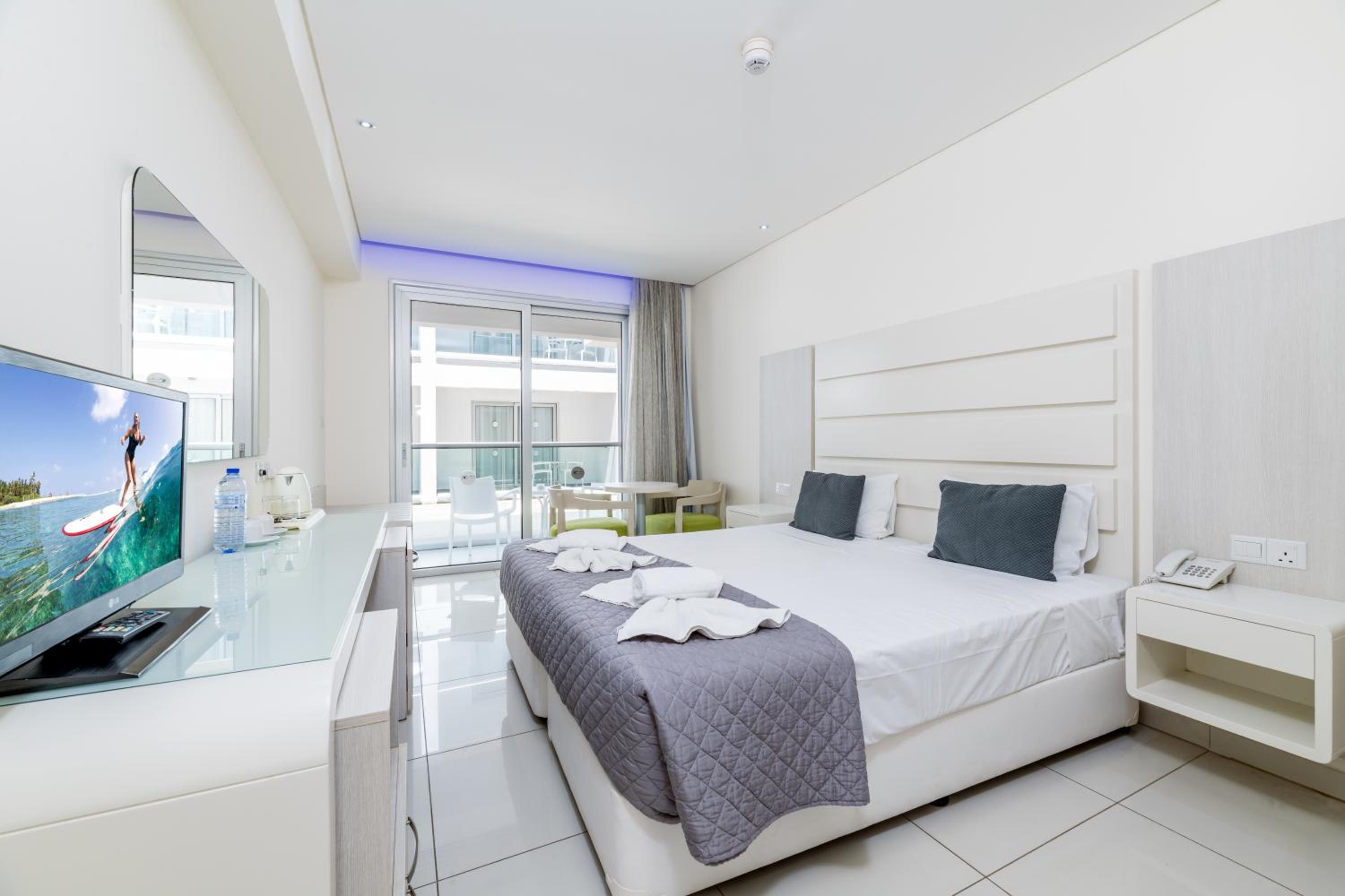 Doppel- oder Zweibettzimmer mit Blick ins Landesinnere.