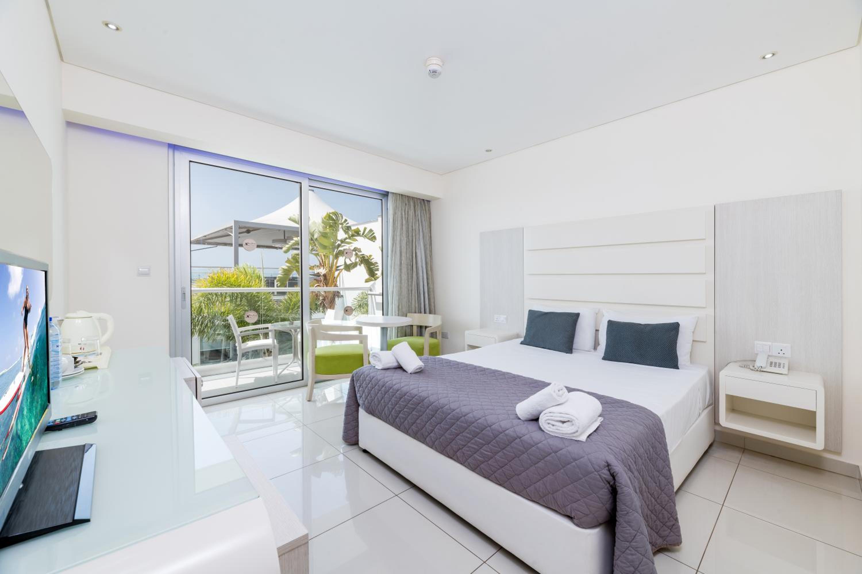 Doppel- oder Zweibettzimmer mit Poolblick
