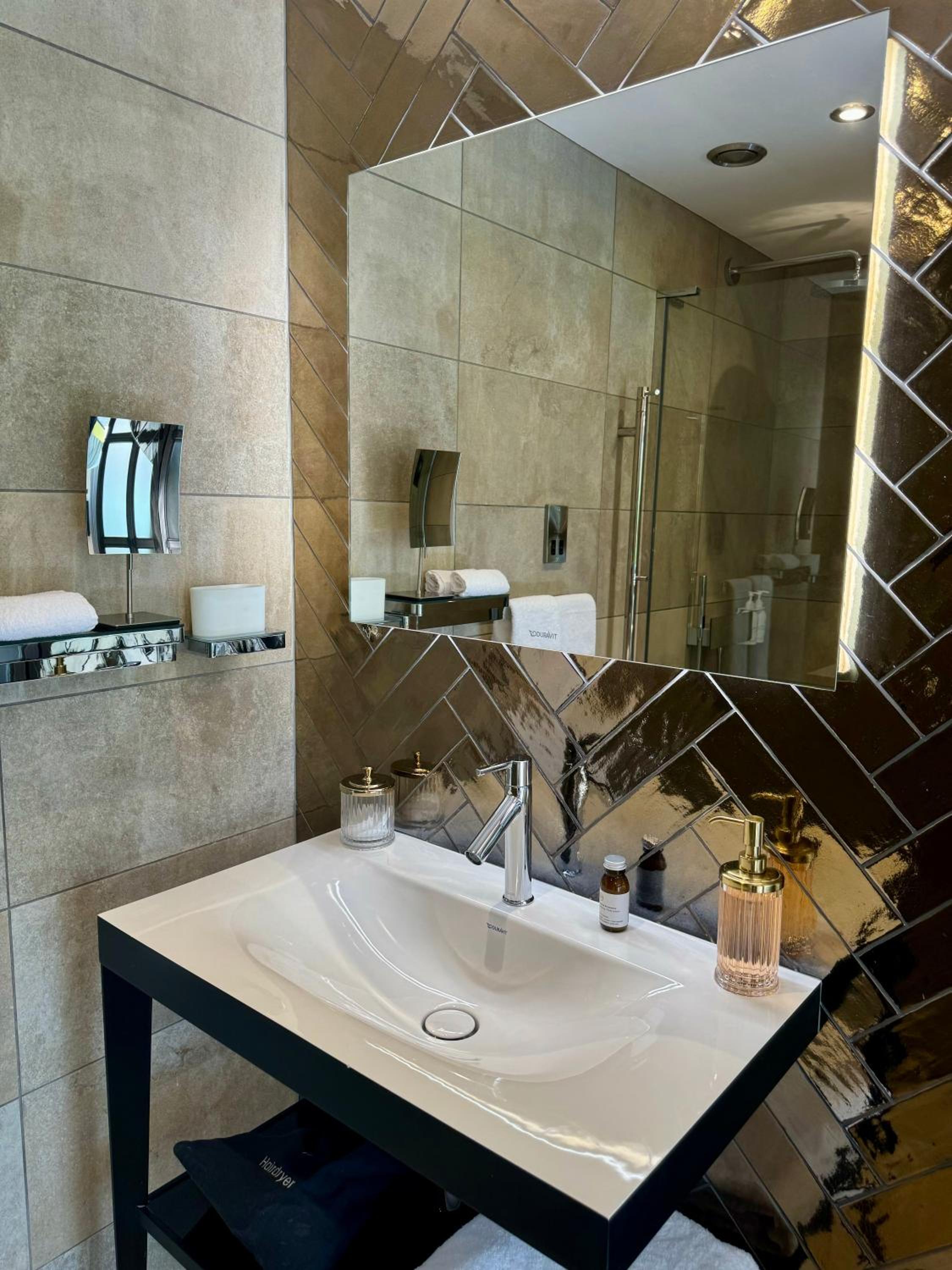 Deluxe King Room - Photo 18