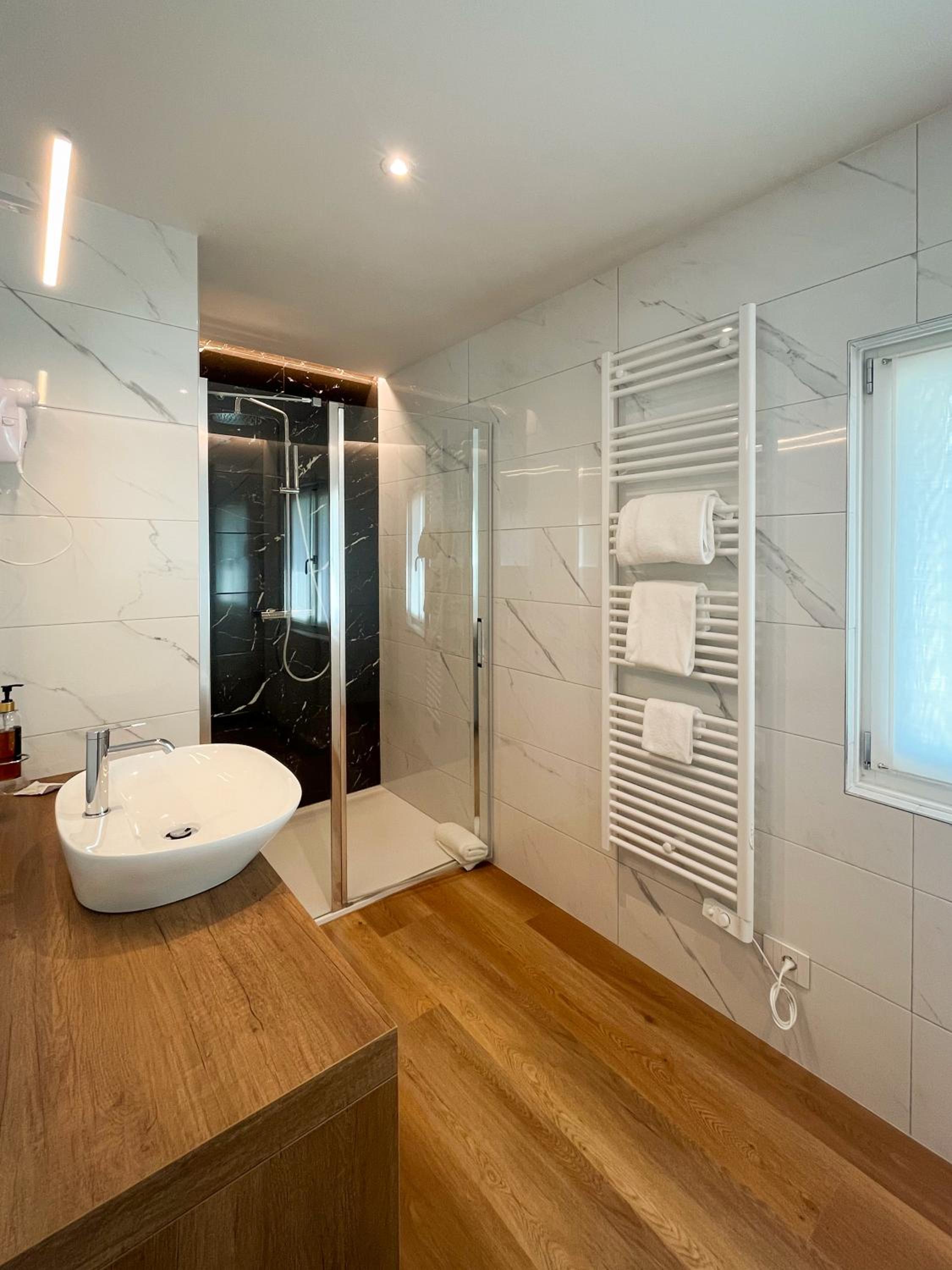 Suite with Hot Tub - Photo 5