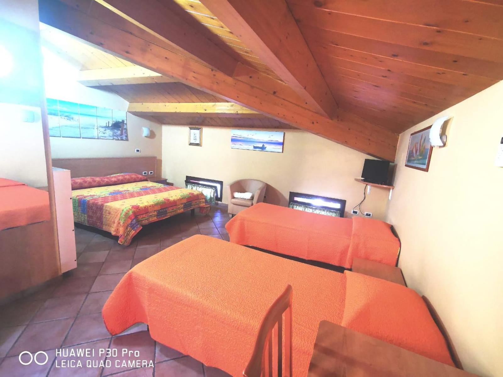 Quadruple Room with Private Bathroom photo 1