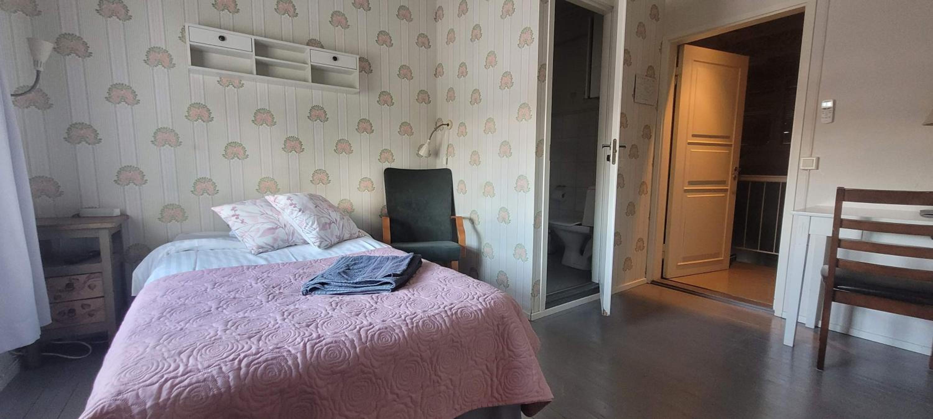Single Room with Bathroom photo 3
