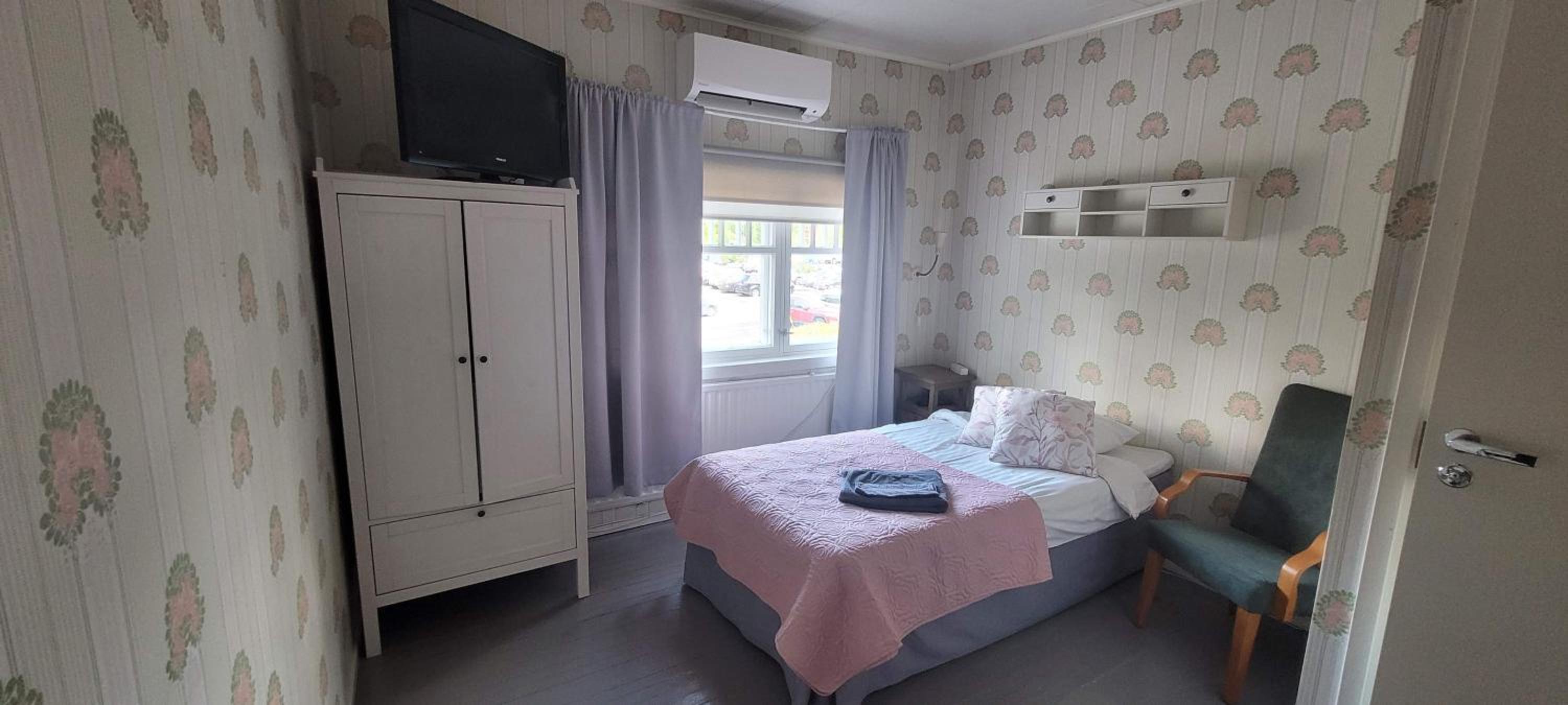 Single Room with Bathroom photo 2
