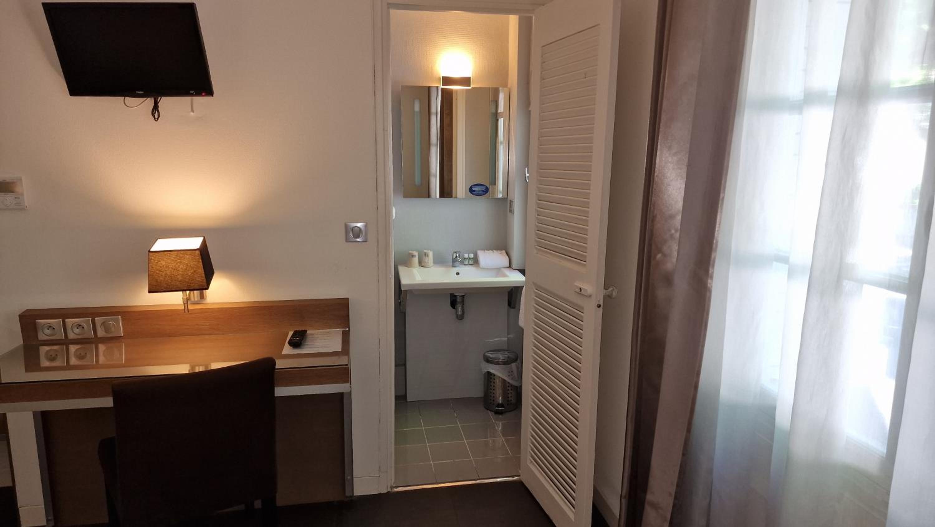 Twin Room - Photo 6