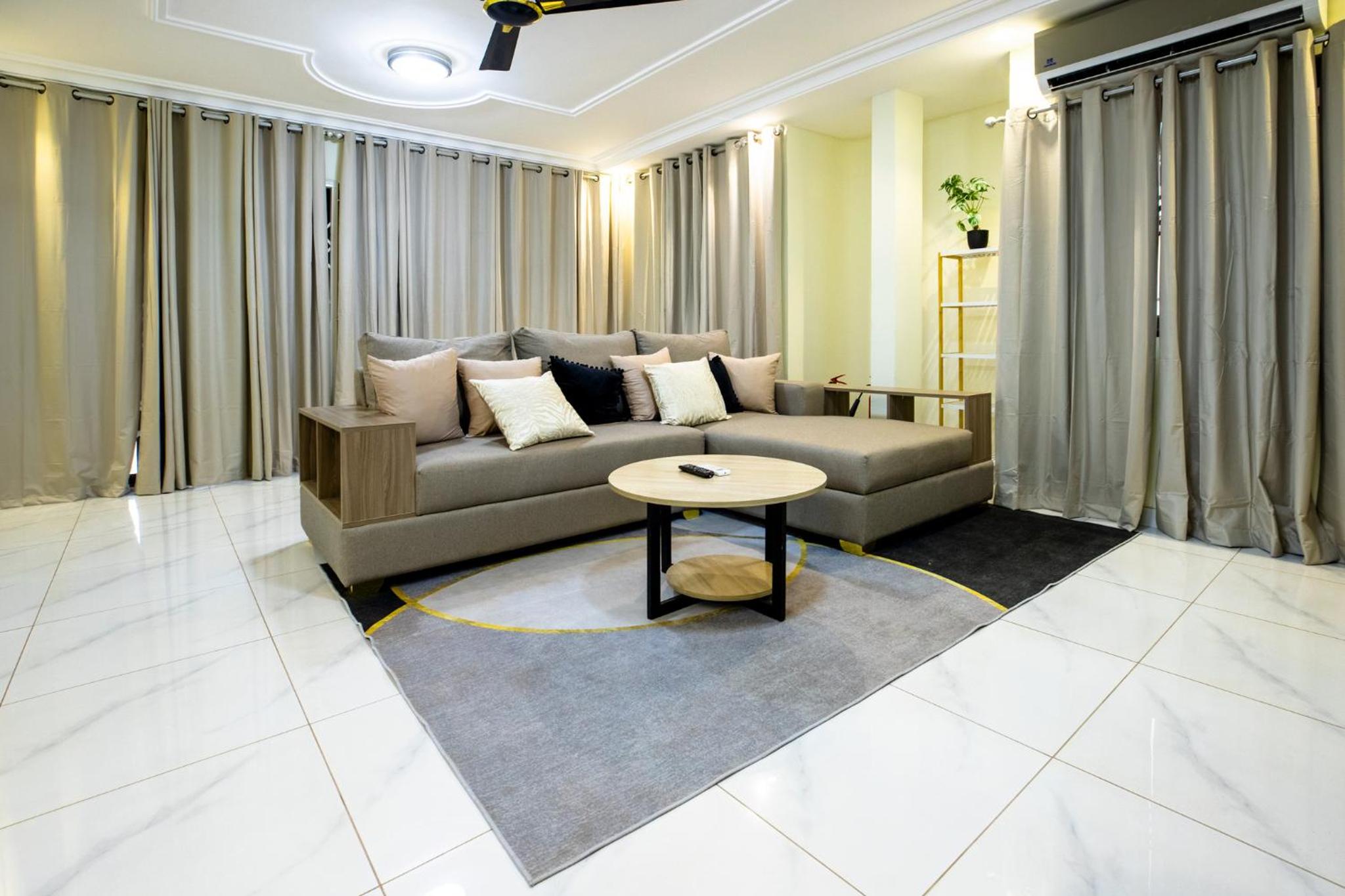 Six-Bedroom House photo 3