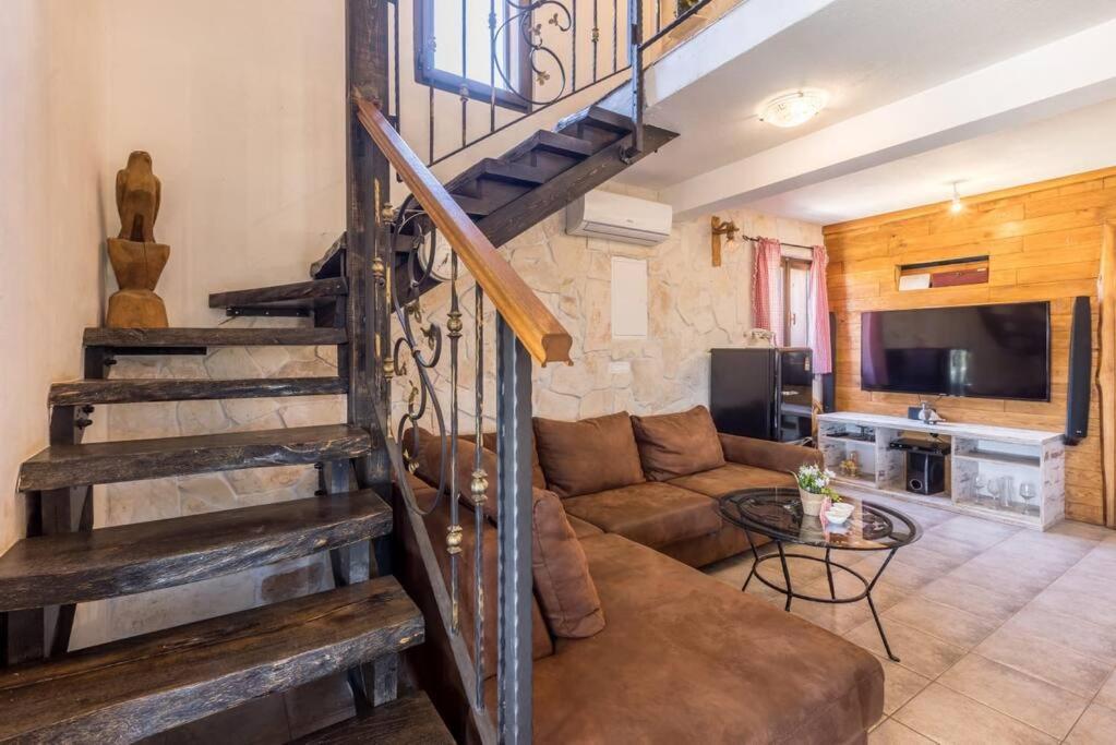 Five-Bedroom House photo 1