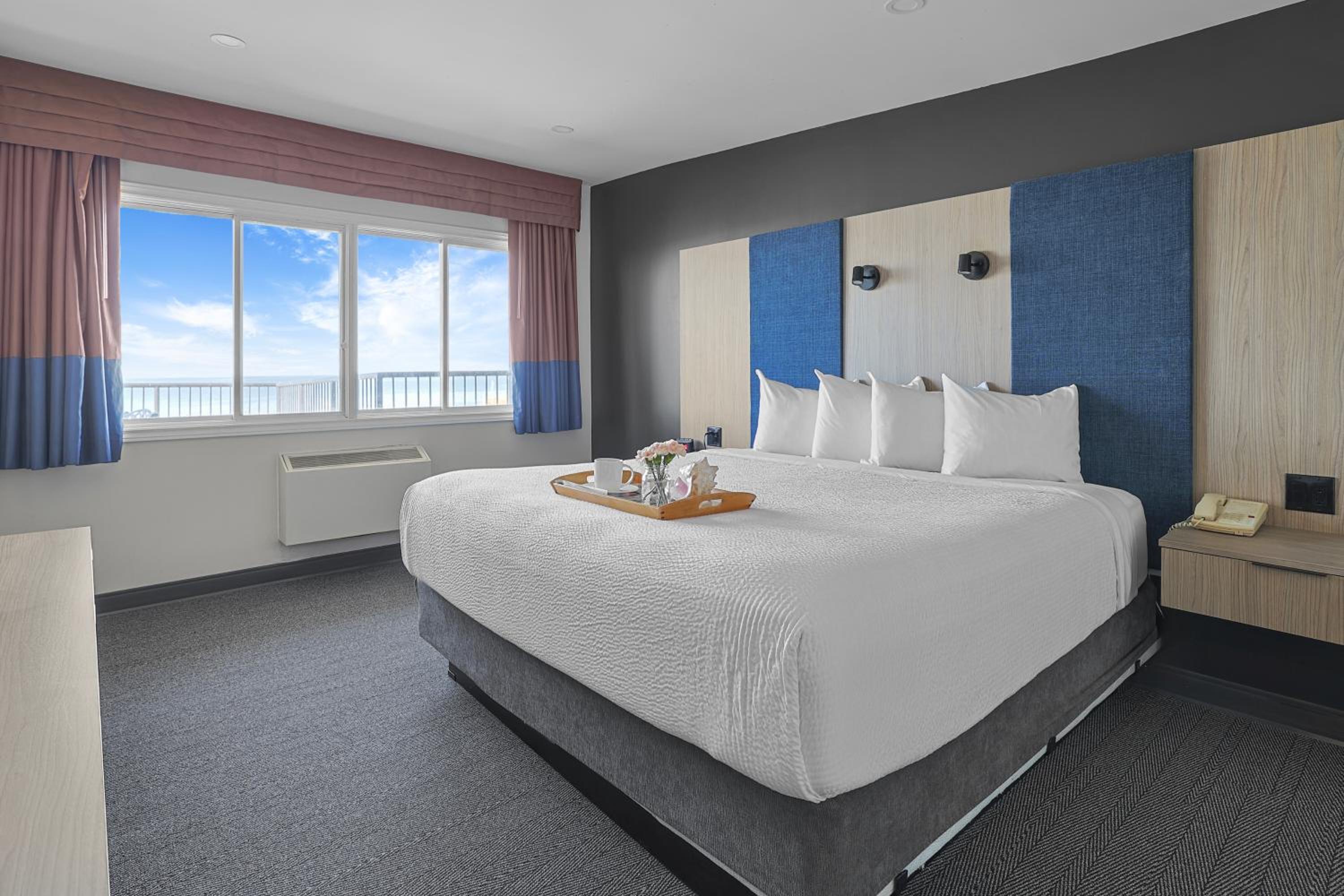 King Premium Suite with Sofa Bed, Soaker Tub and Lake View - Photo 1