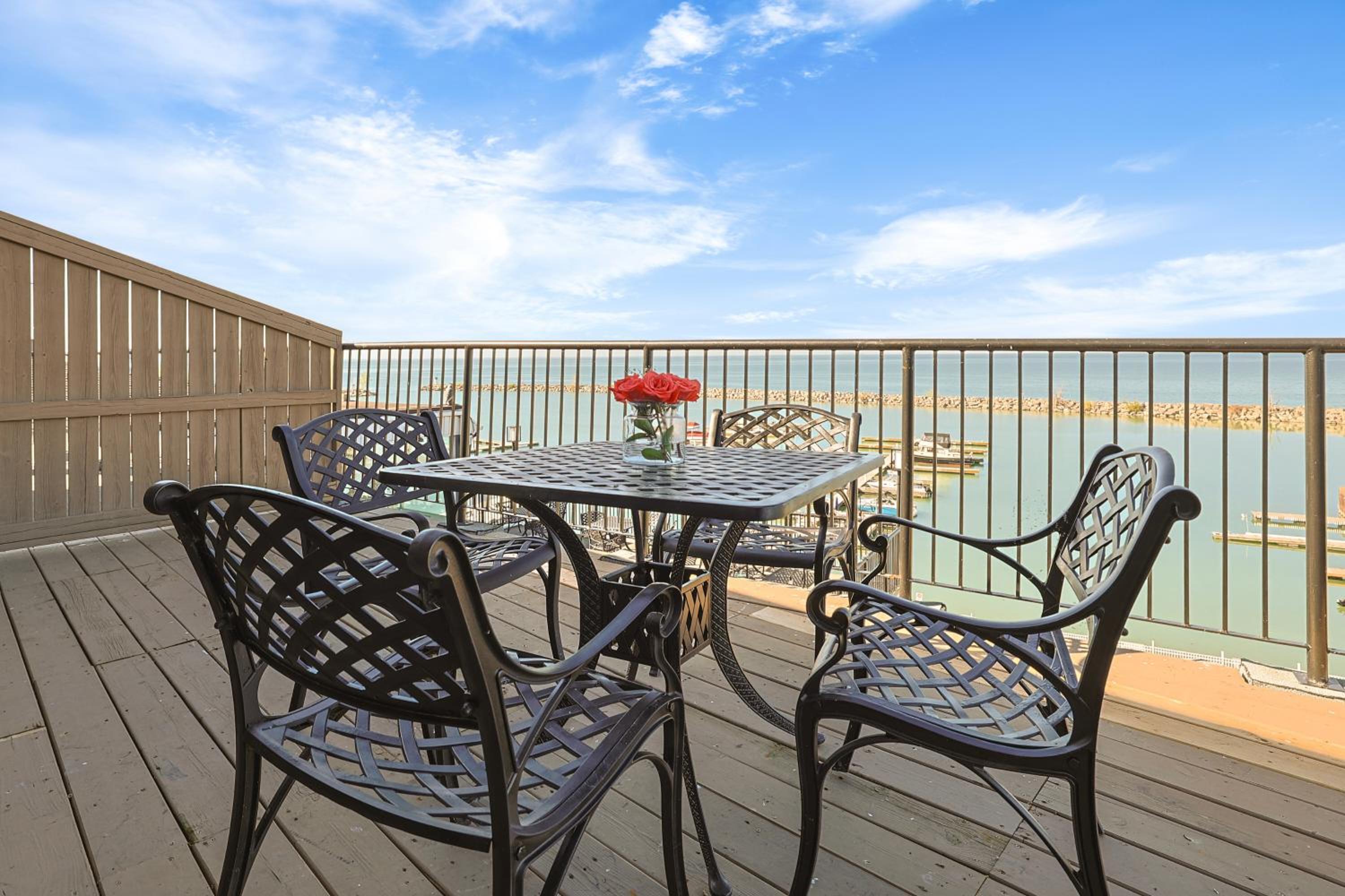 King Premium Suite with Sofa Bed, Soaker Tub and Lake View - Photo 2