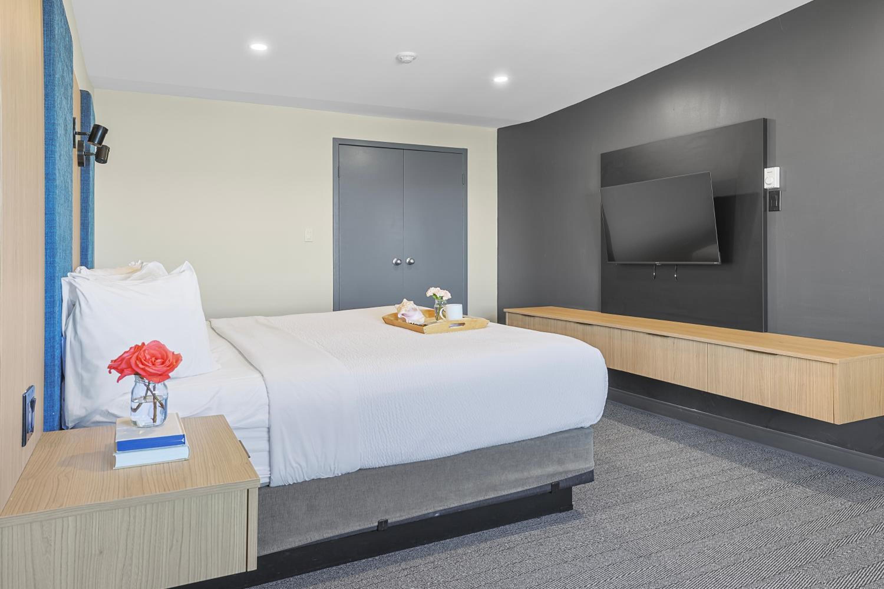 King Premium Suite with Sofa Bed, Soaker Tub and Lake View - Photo 4
