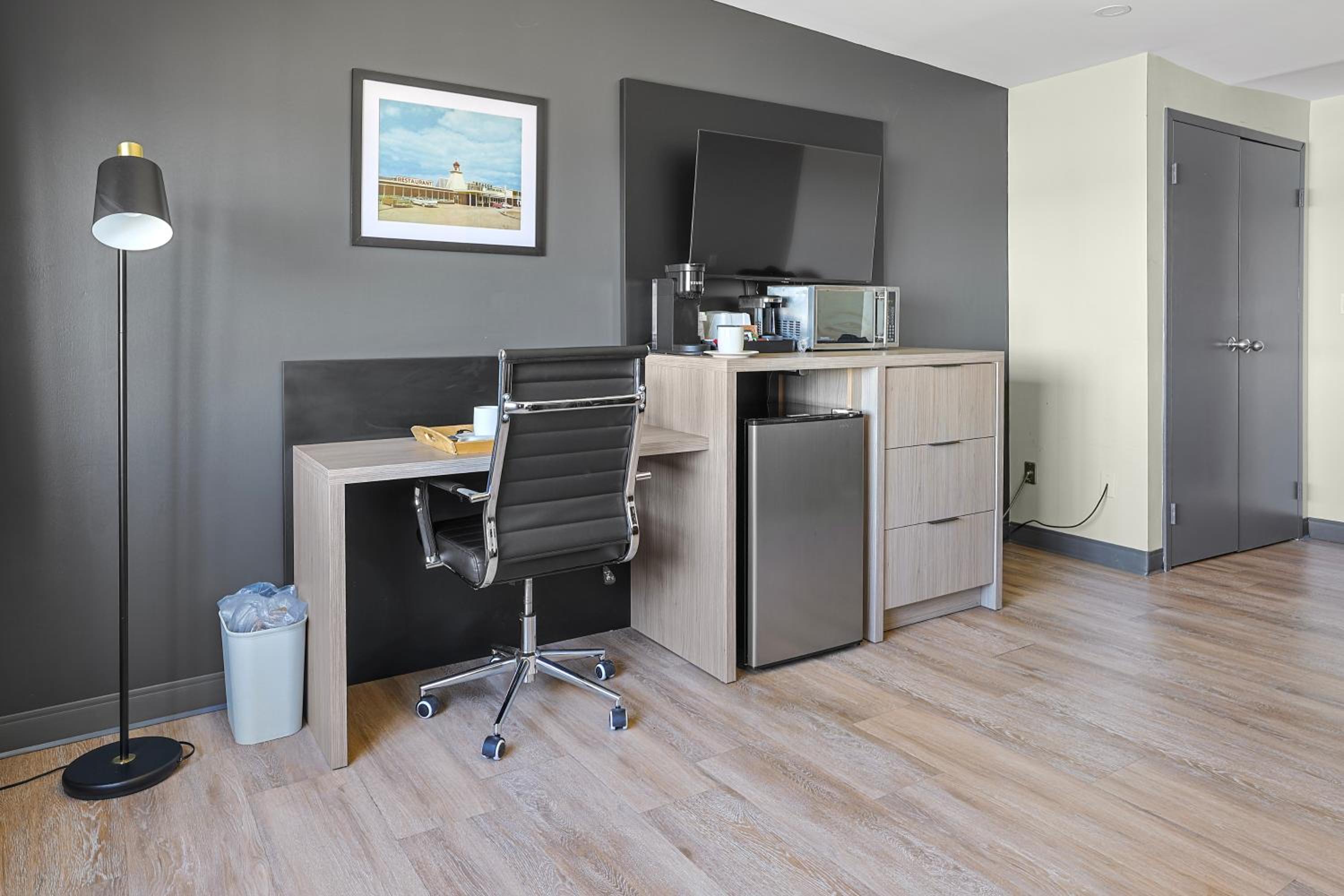 King Premium Suite with Sofa Bed, Soaker Tub and Lake View - Photo 3