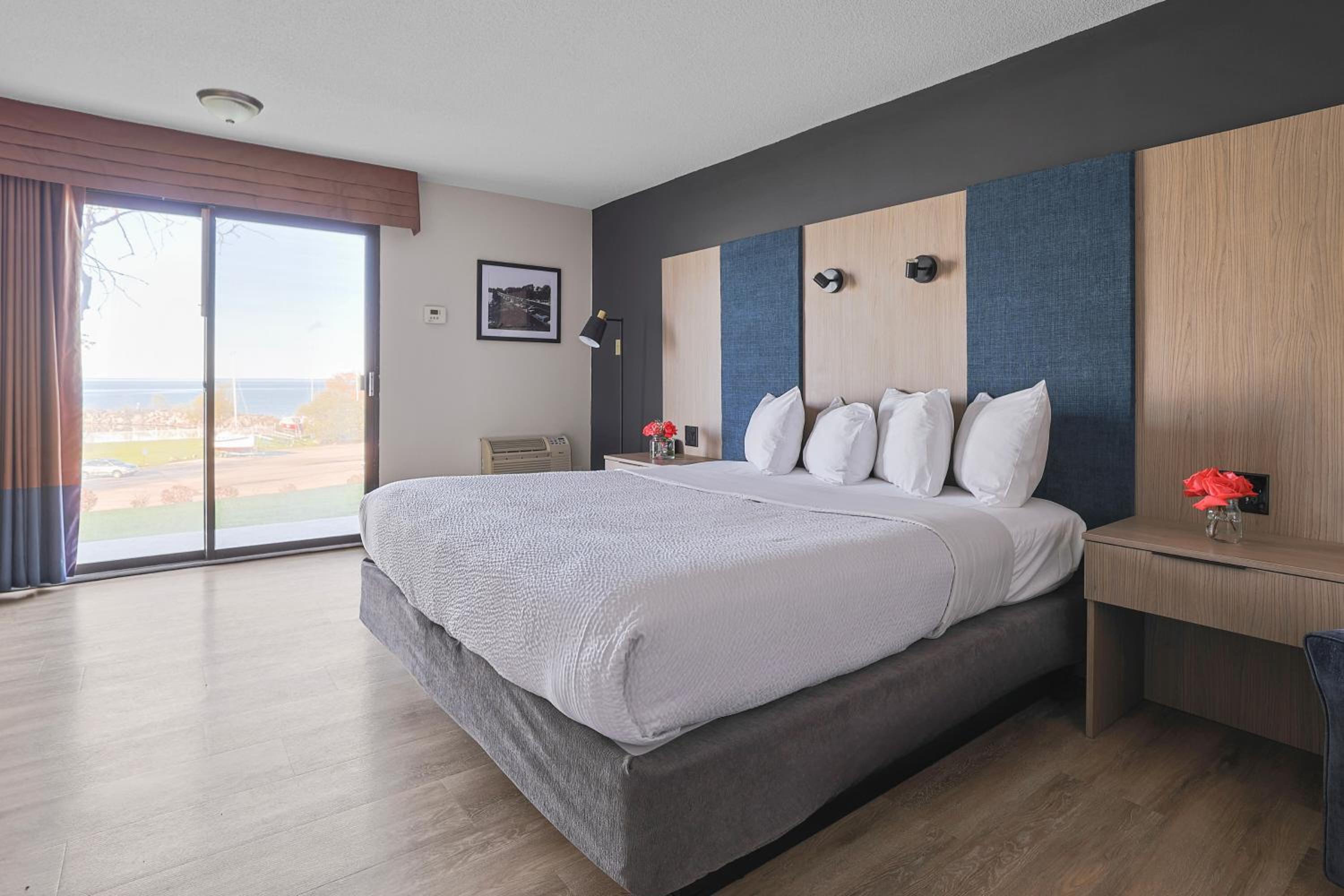 Queen Junior Suite with Sofa Bed, Balcony and Lake View - Photo 4