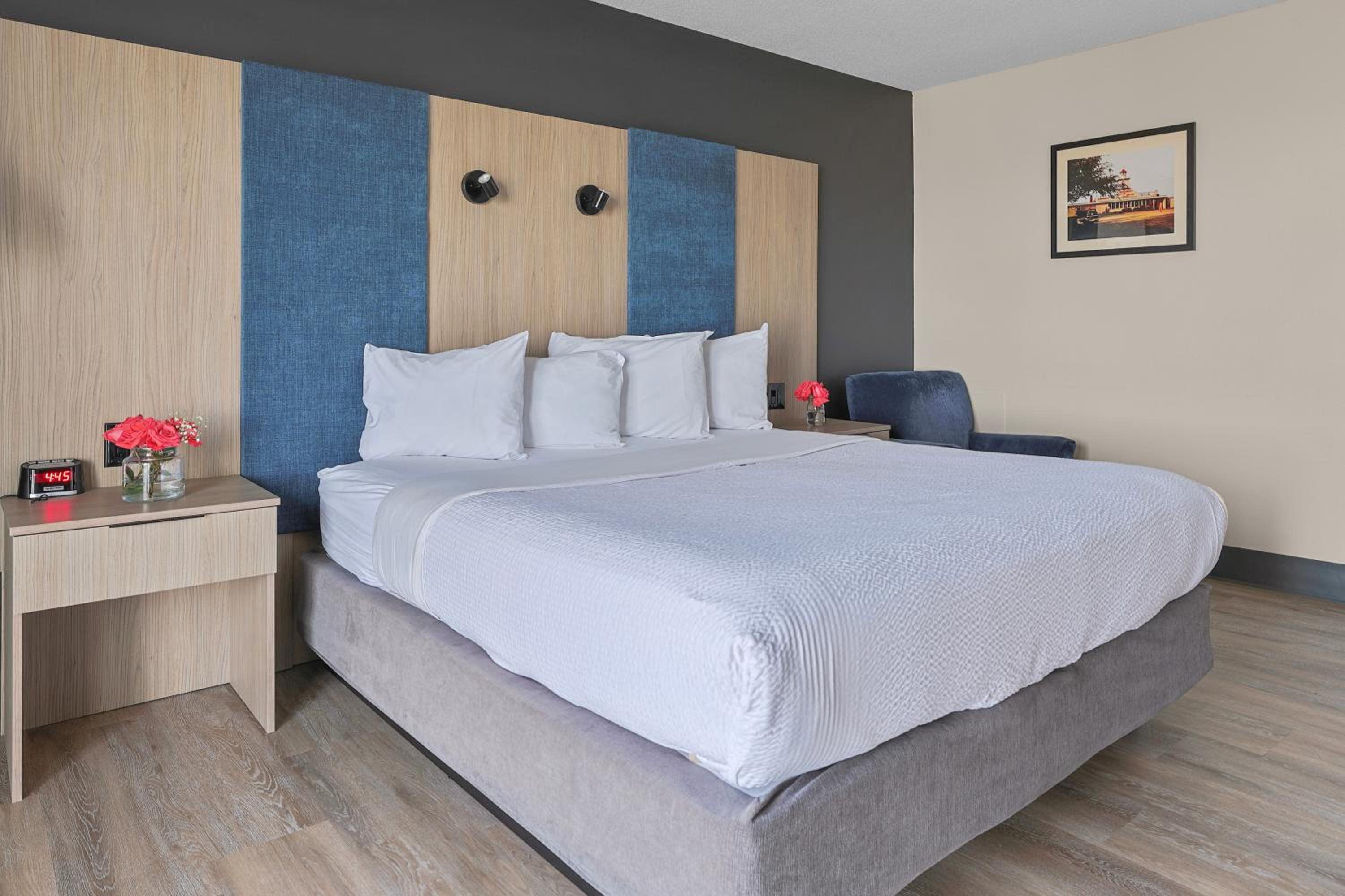 Queen Junior Suite with Sofa Bed, Balcony and Lake View - Photo 1