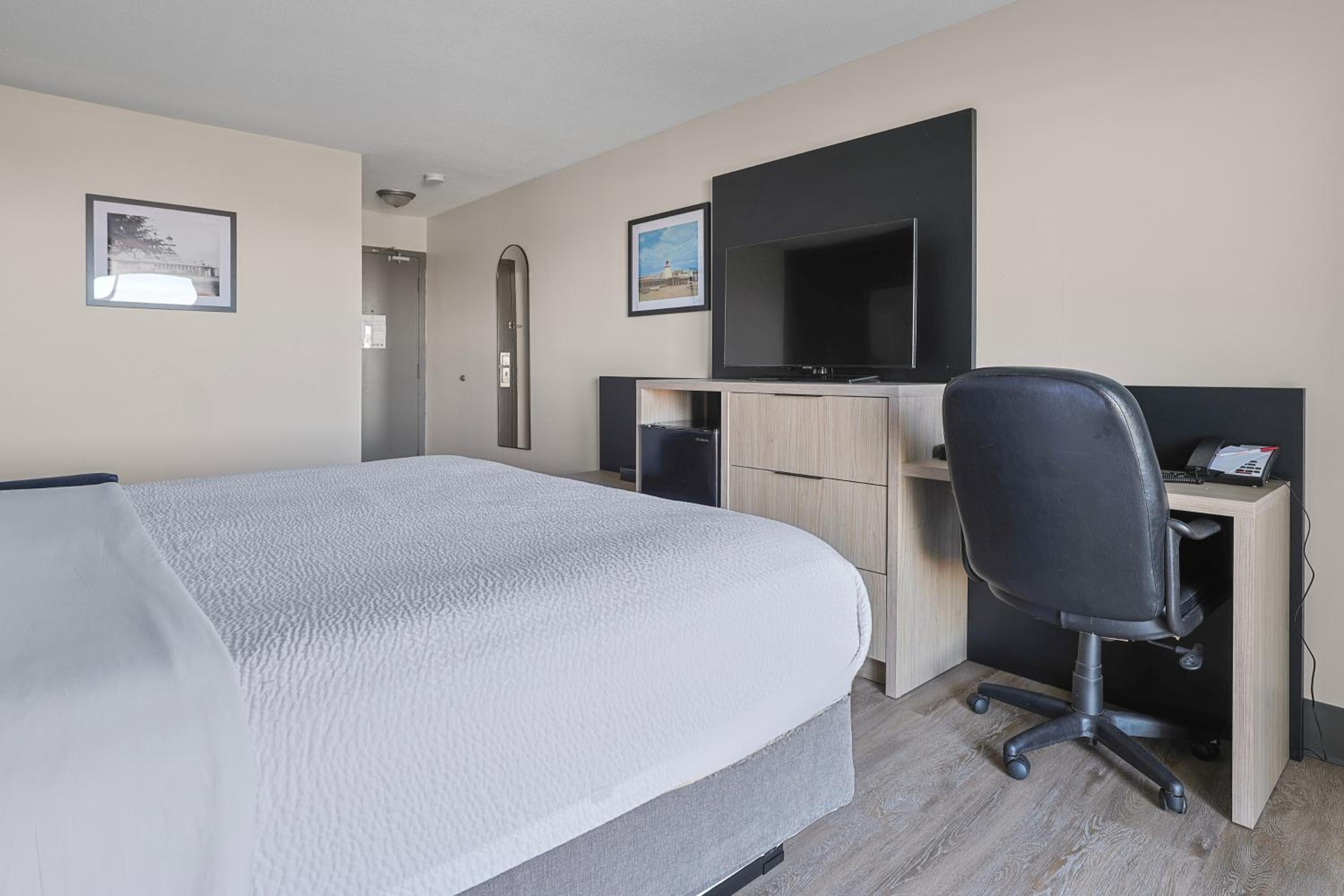 Queen Junior Suite with Sofa Bed, Balcony and Lake View - Photo 3