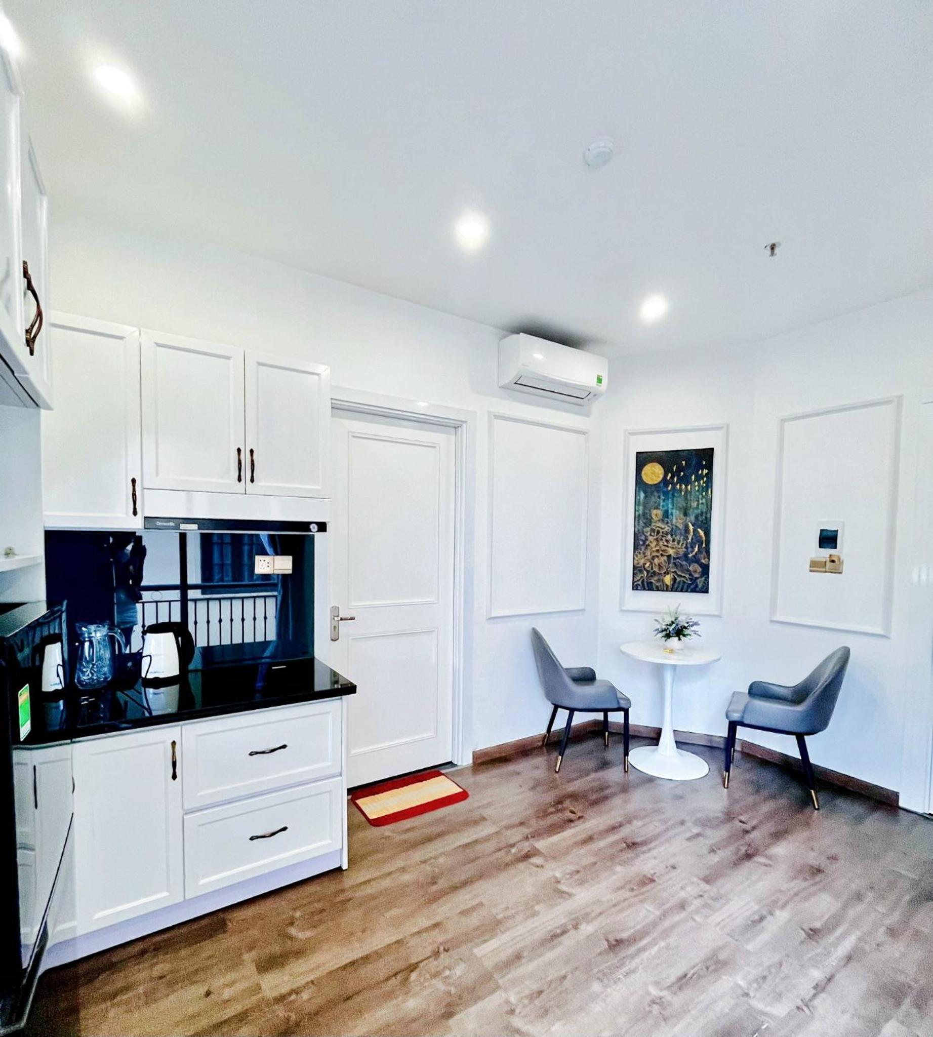 One-Bedroom Apartment - Photo 2