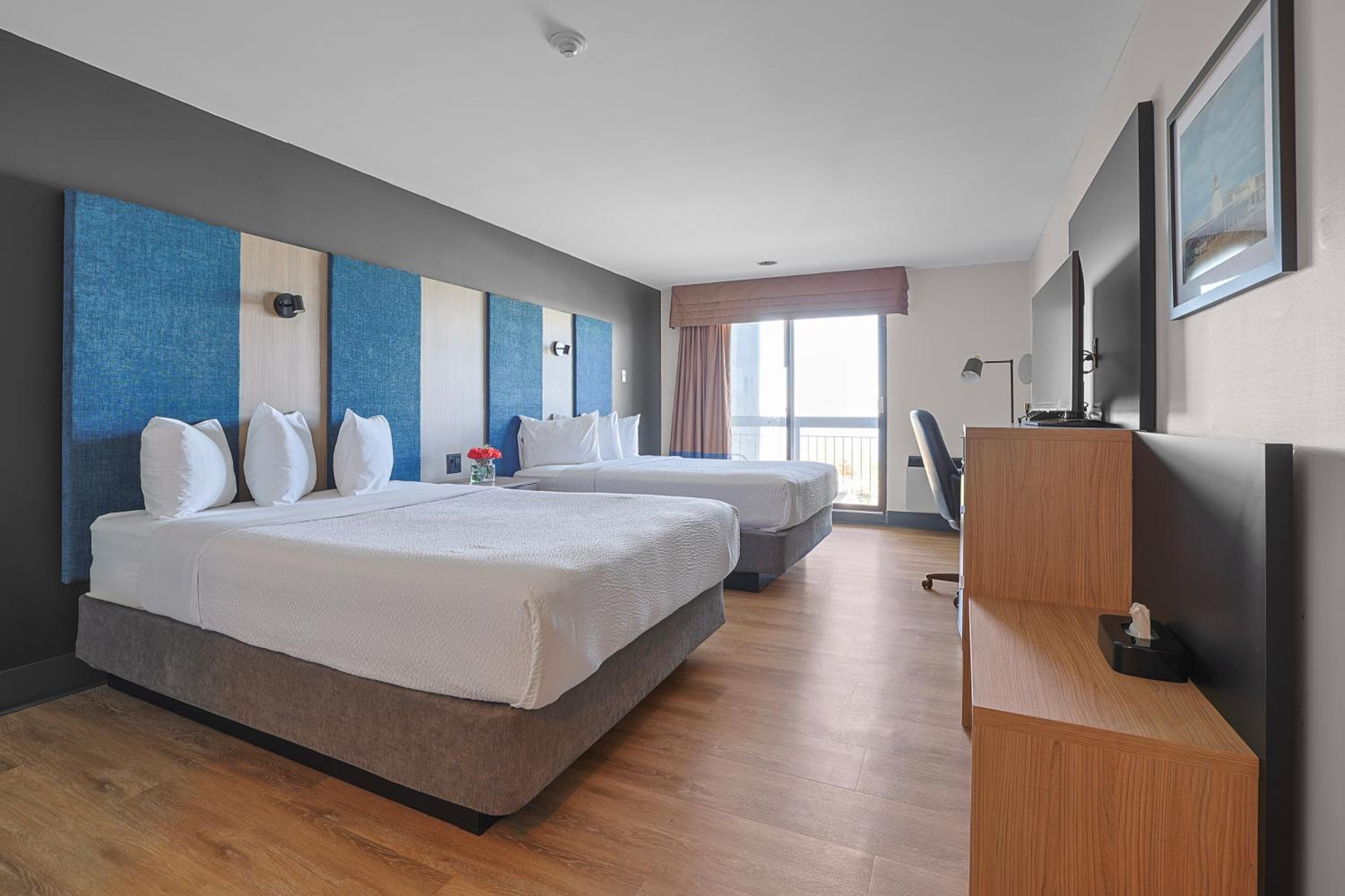 Queen Room with Two Queen Beds, Balcony and Lake View - Photo 2