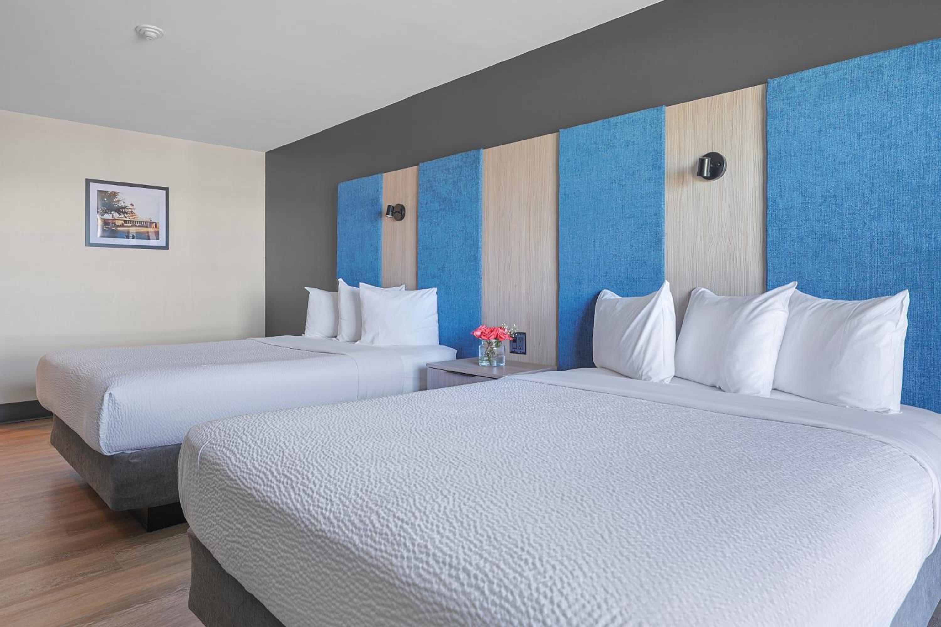 Queen Room with Two Queen Beds, Balcony and Lake View - Photo 3