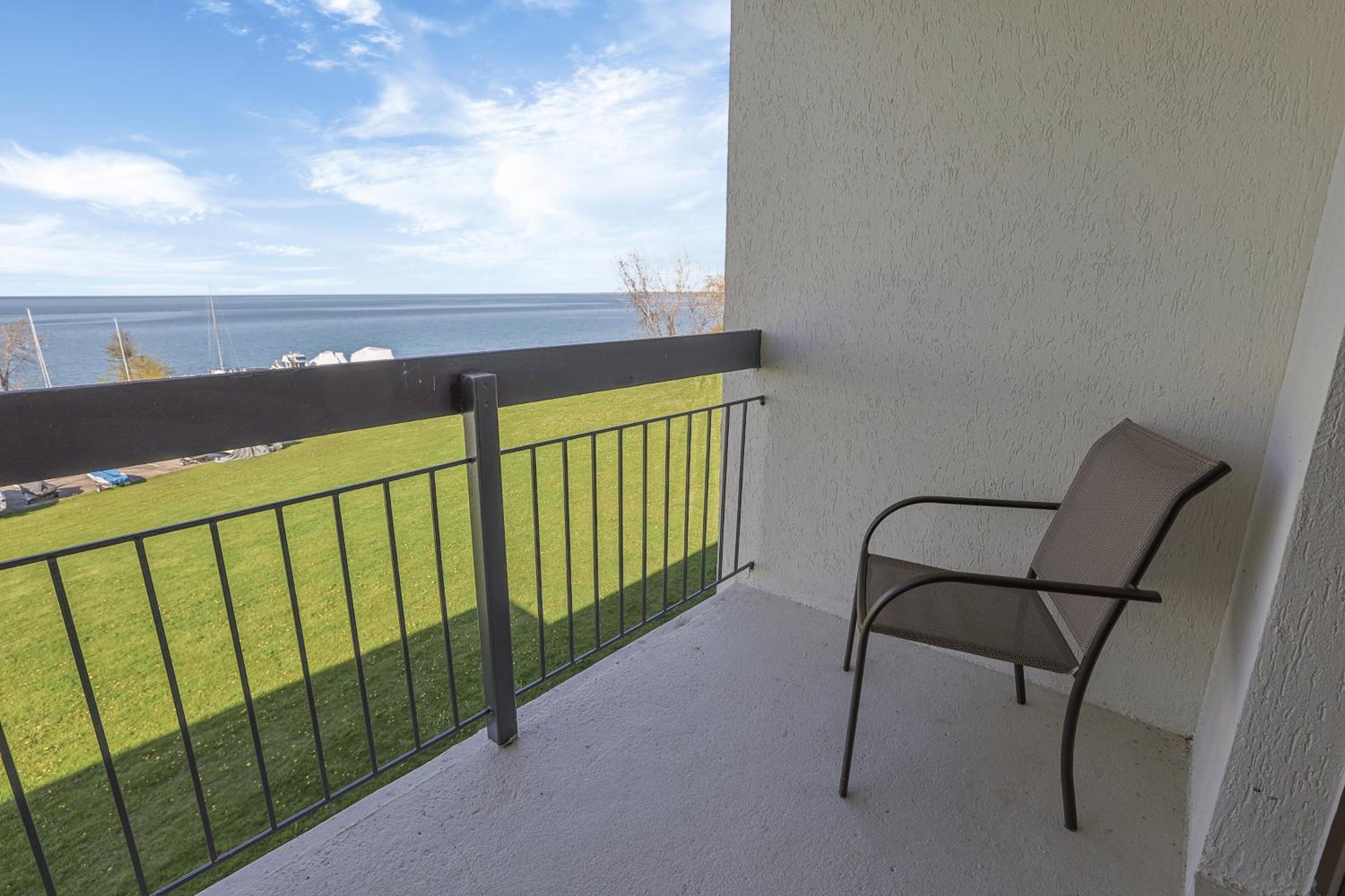 Queen Room with Two Queen Beds, Balcony and Lake View - Photo 5