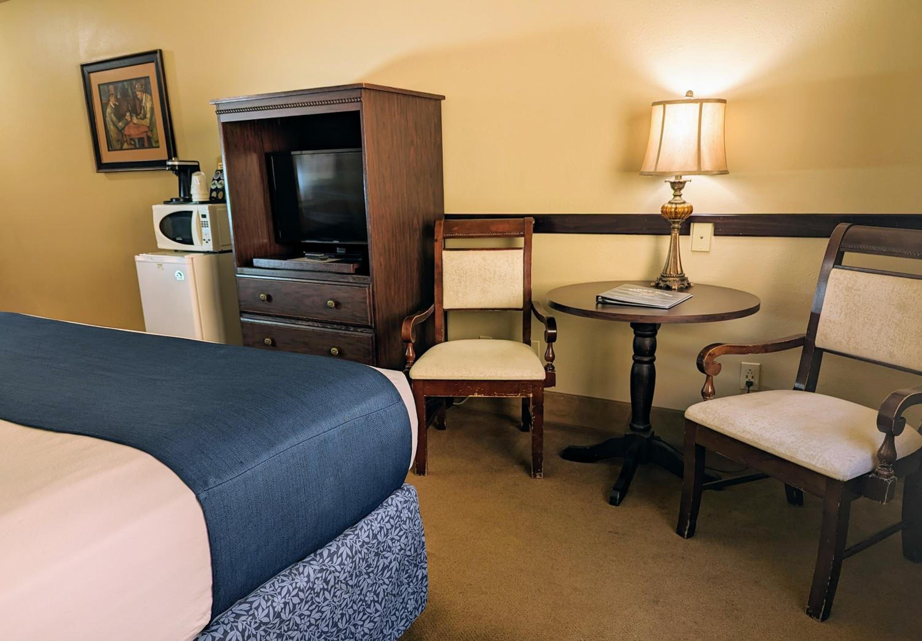 King Room - Non-Smoking - Photo 3