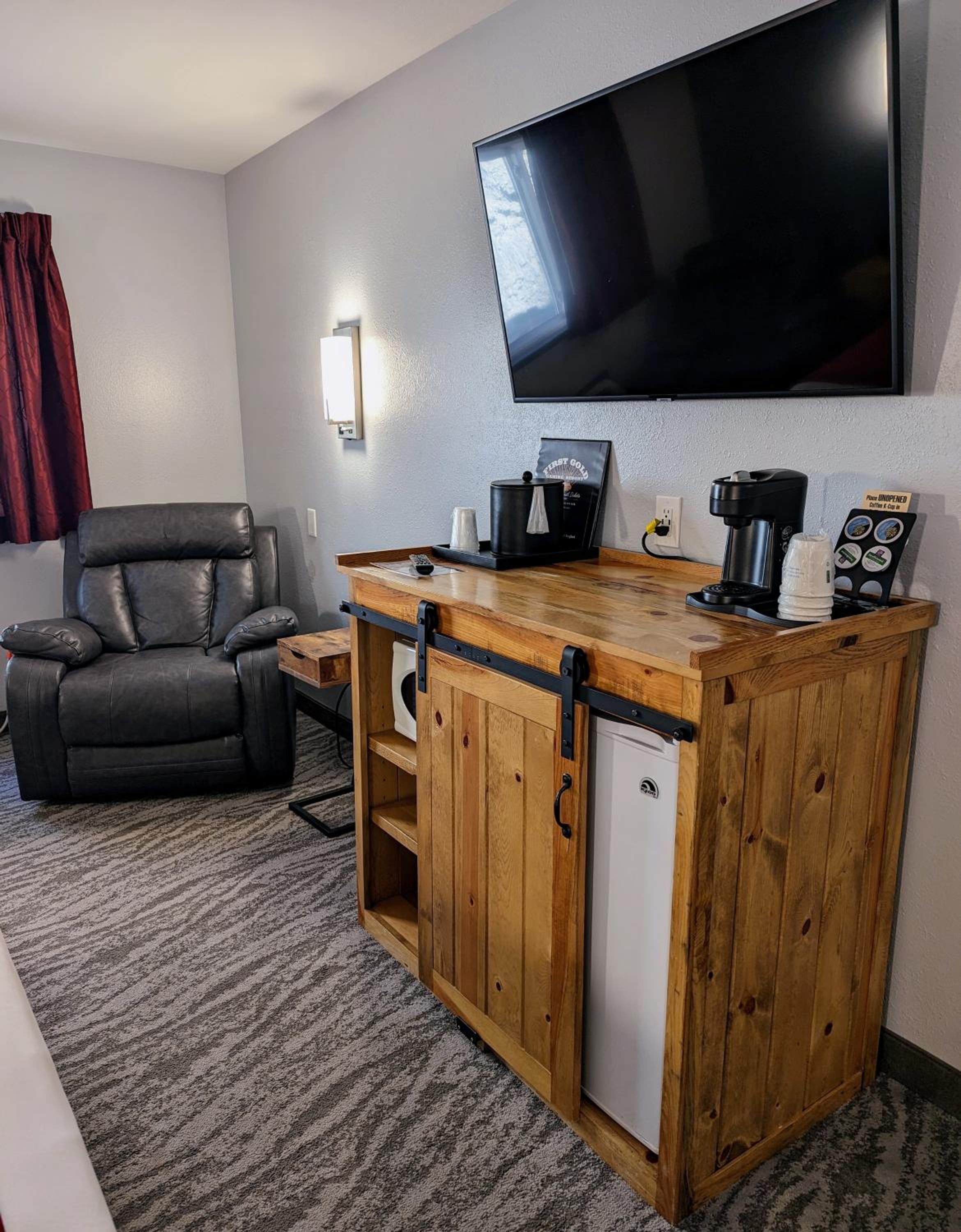King Room - Non-Smoking - Photo 4