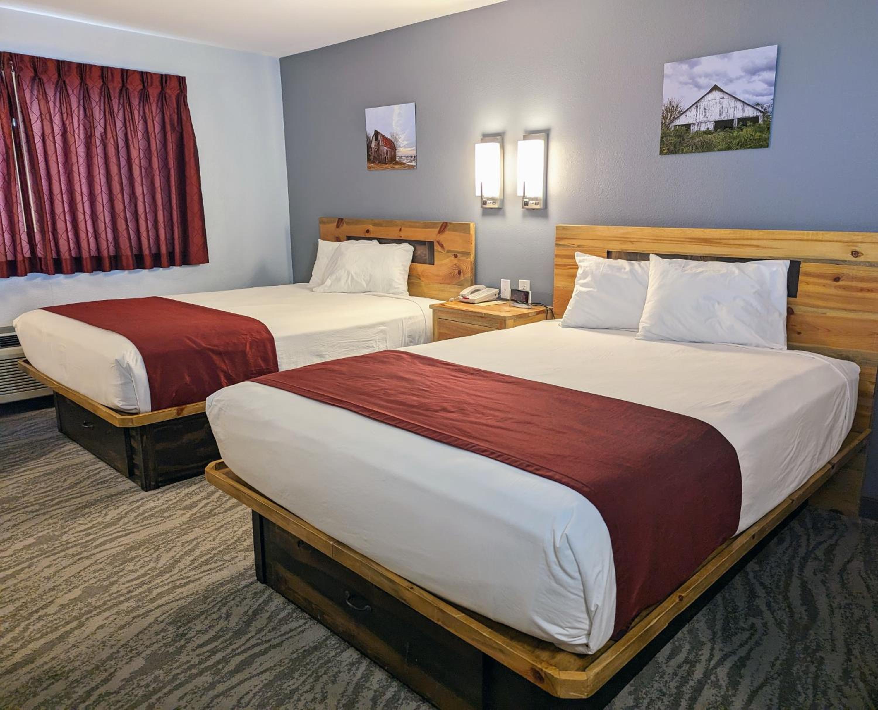 Queen Room with Two Queen Beds - Non-Smoking - Photo 1