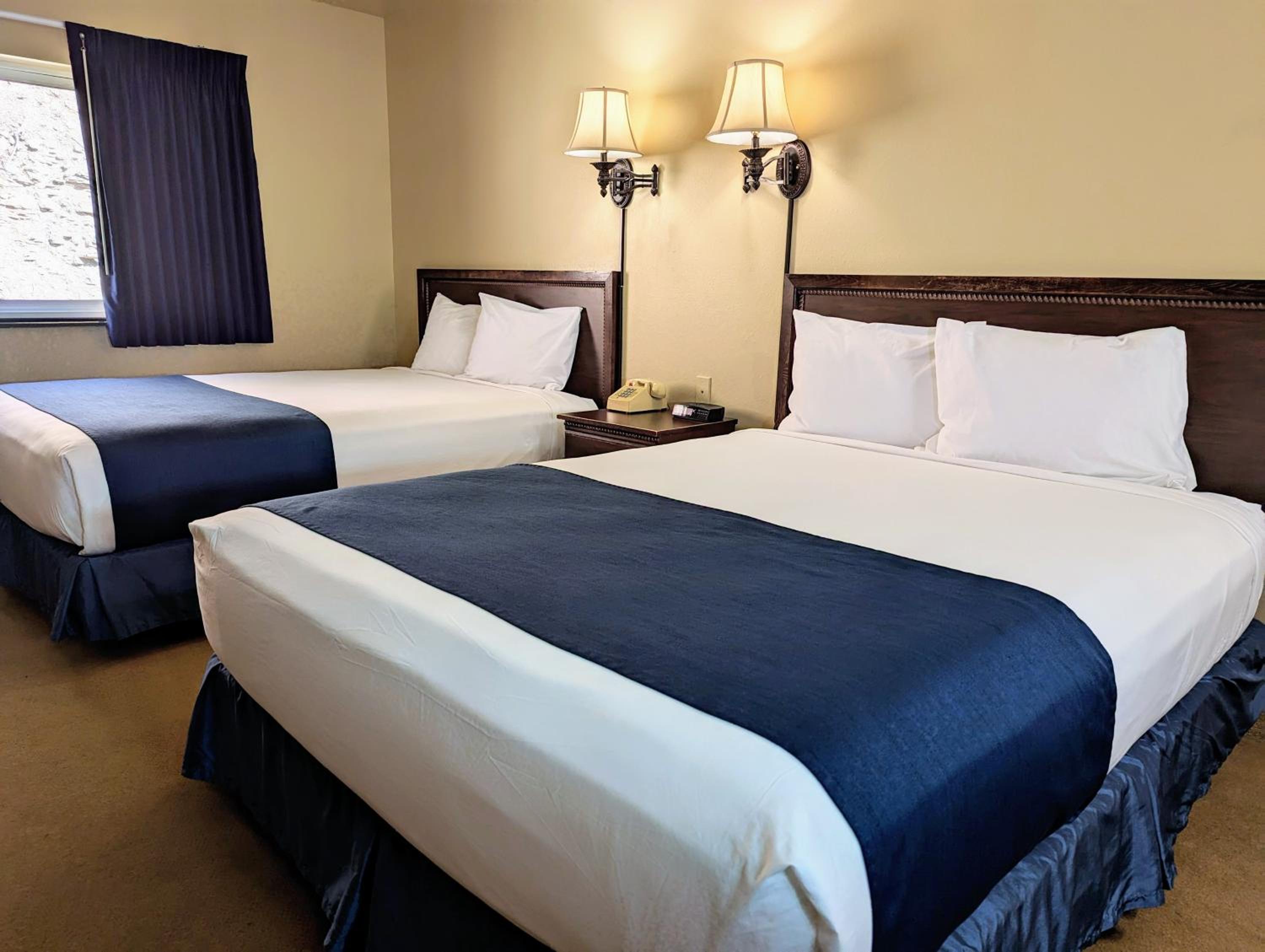 Queen Room with Two Queen Beds - Non-Smoking - Photo 3