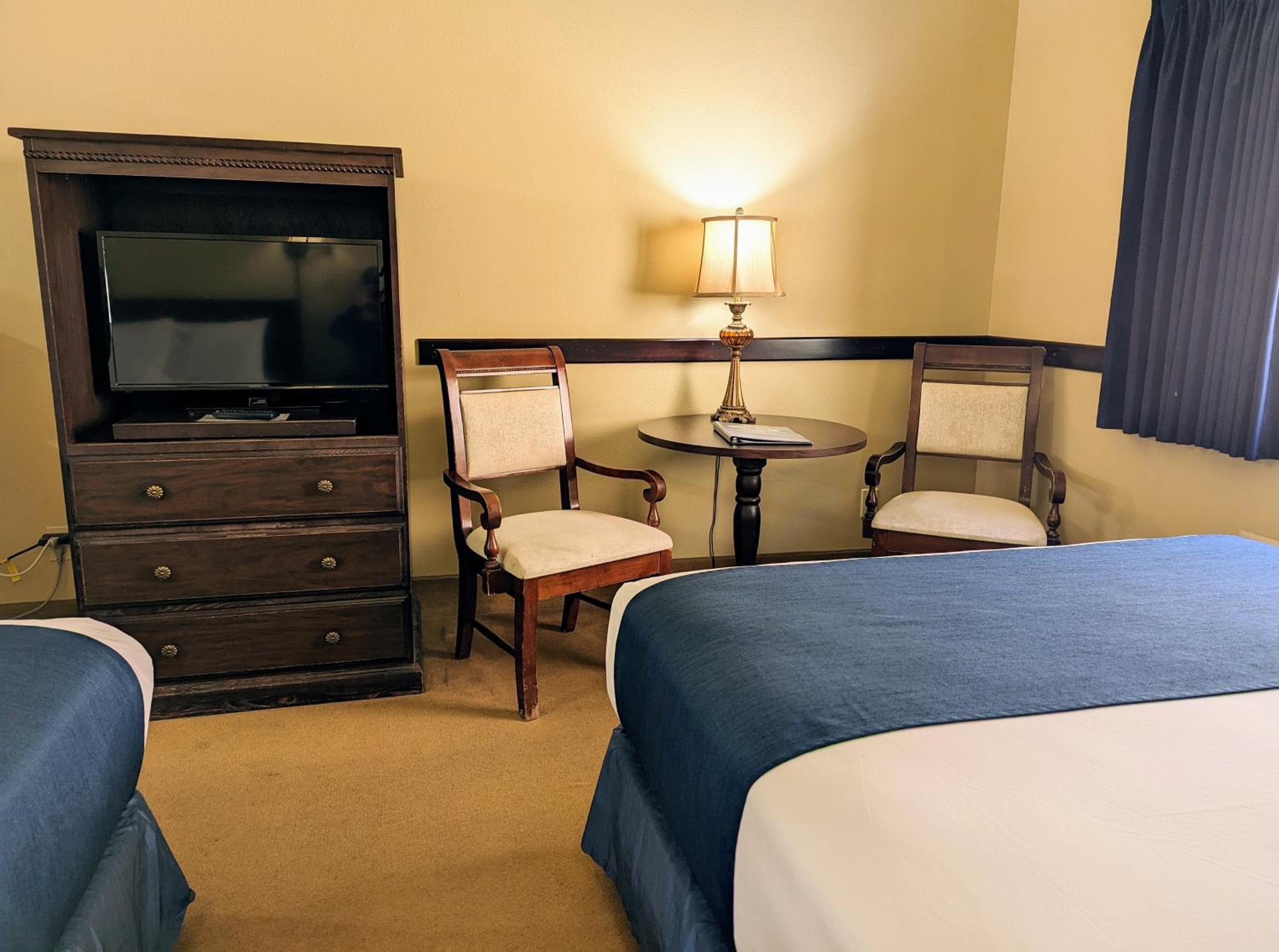 Queen Room with Two Queen Beds - Non-Smoking - Photo 7