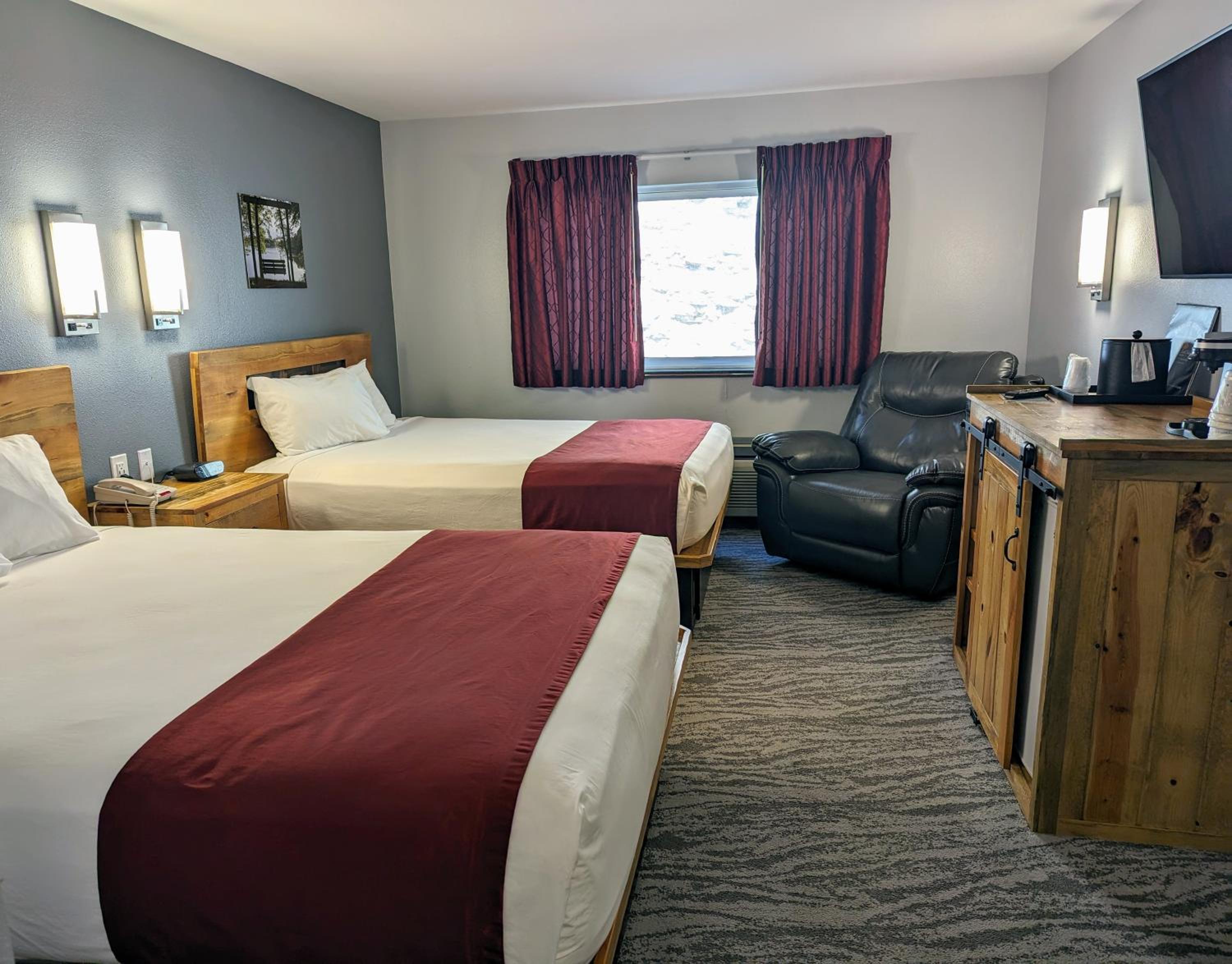 Queen Room with Two Queen Beds - Non-Smoking - Photo 4