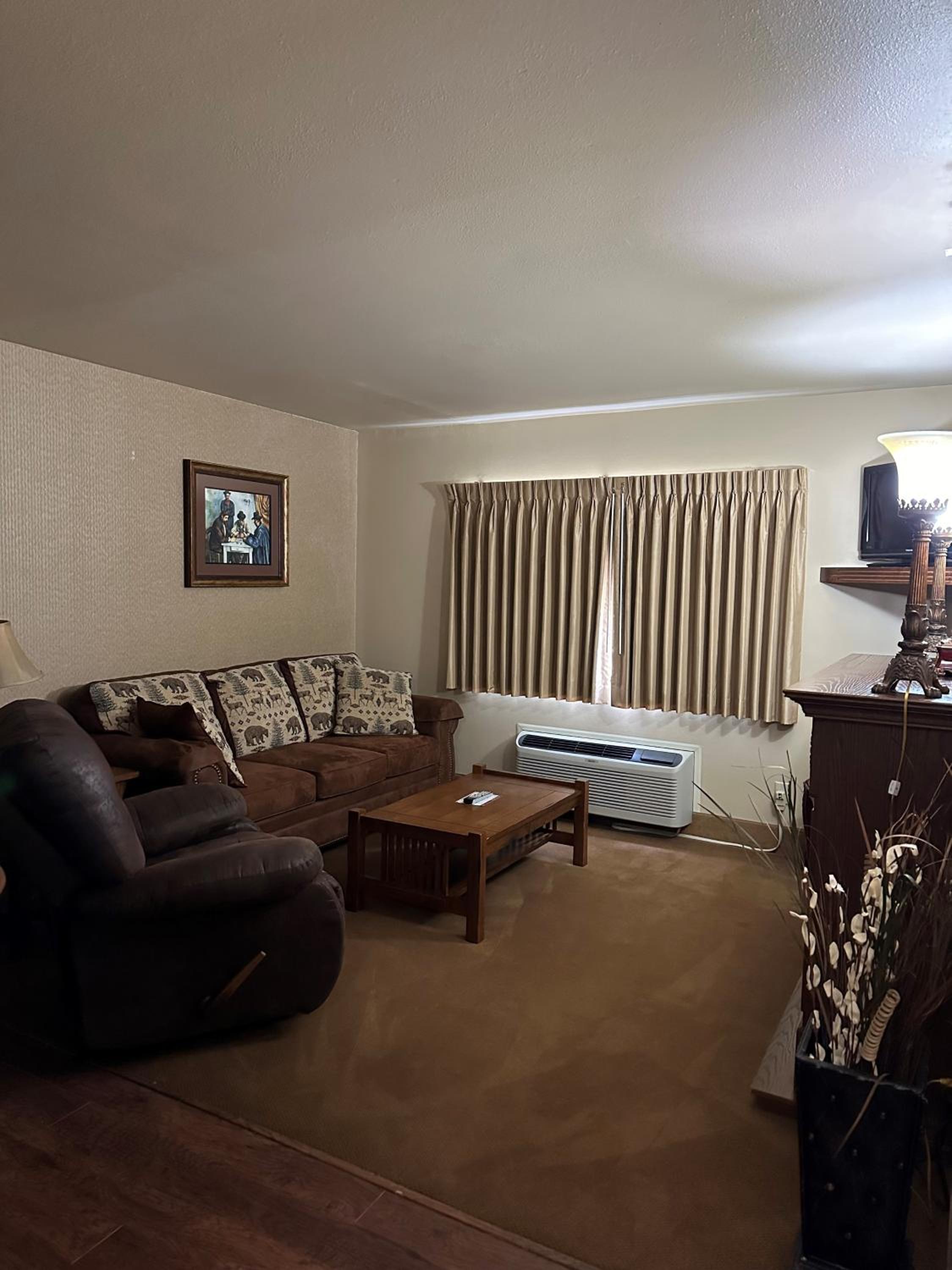 Suite - Non-Smoking - Photo 9