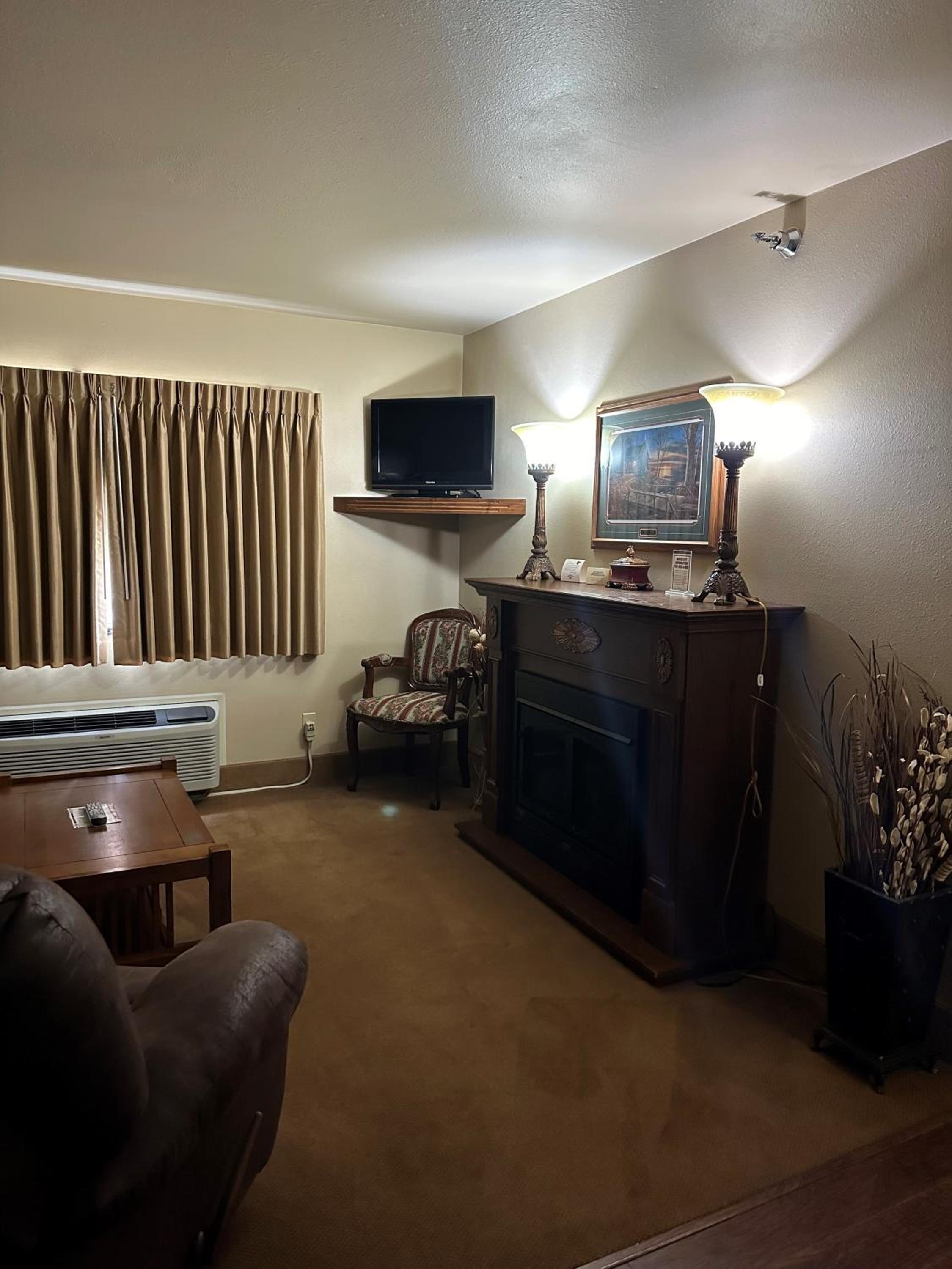 Suite - Non-Smoking - Photo 7