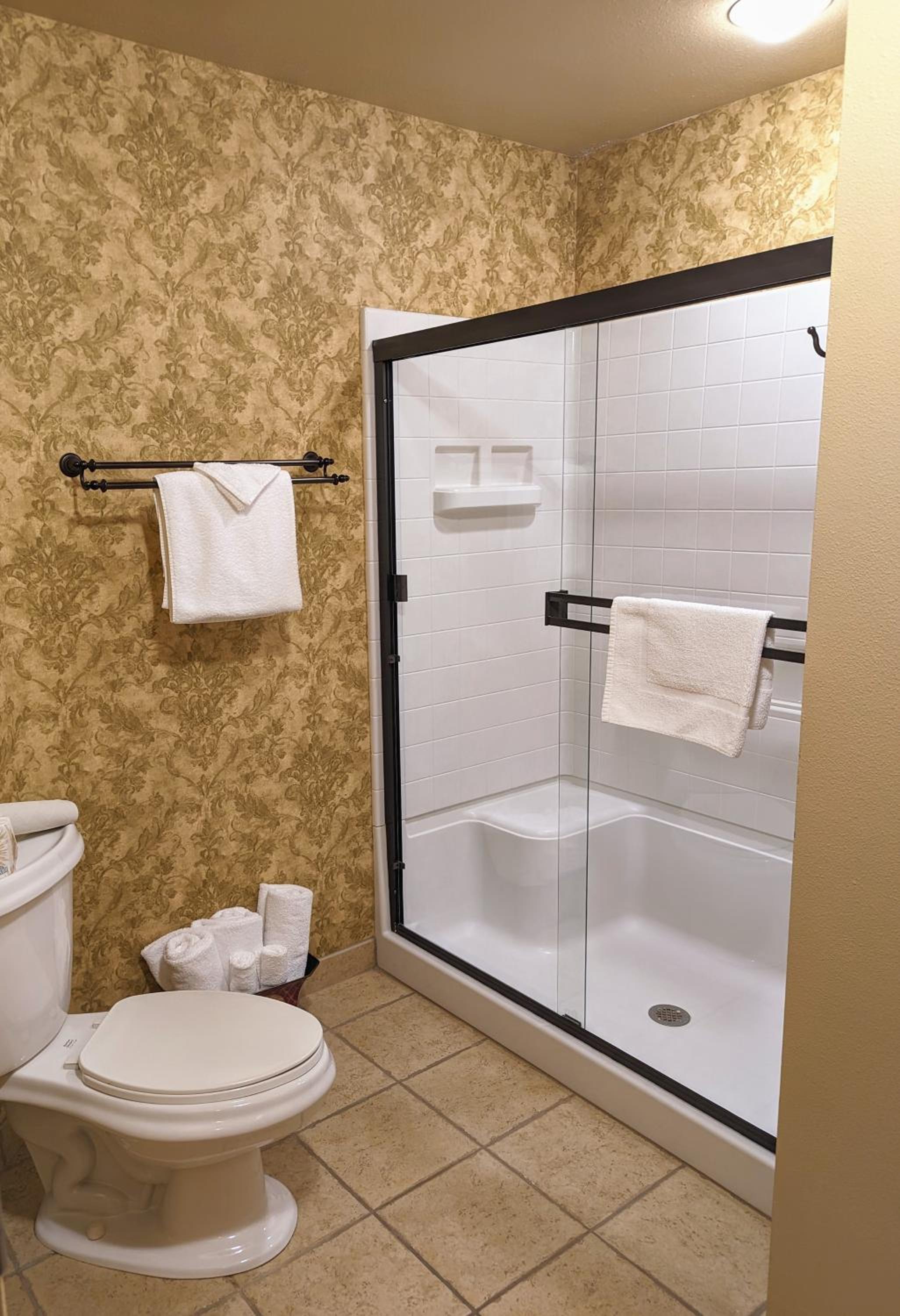 Suite - Non-Smoking - Photo 6