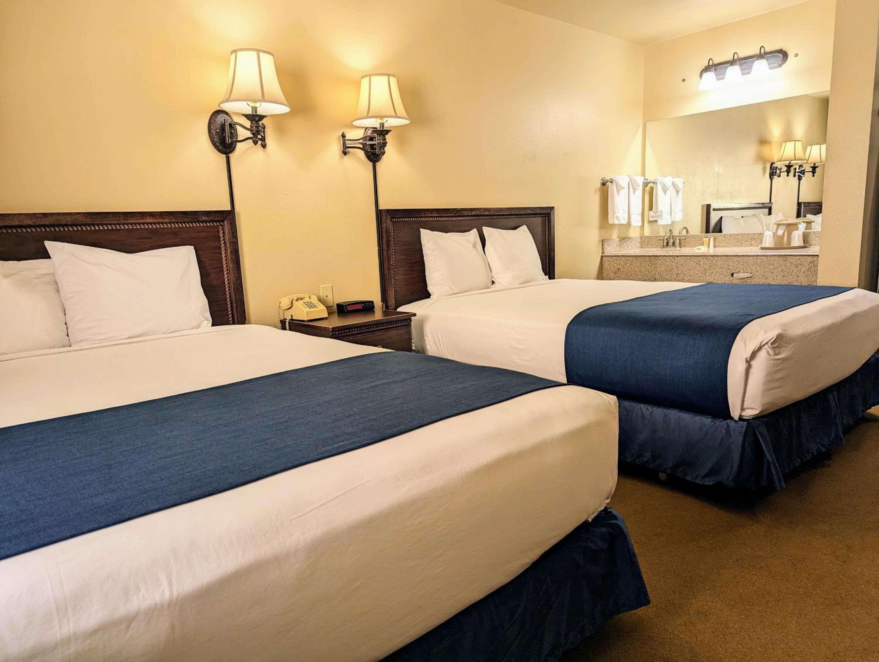 Queen Room with Two Queen Beds - Non-Smoking - Photo 5