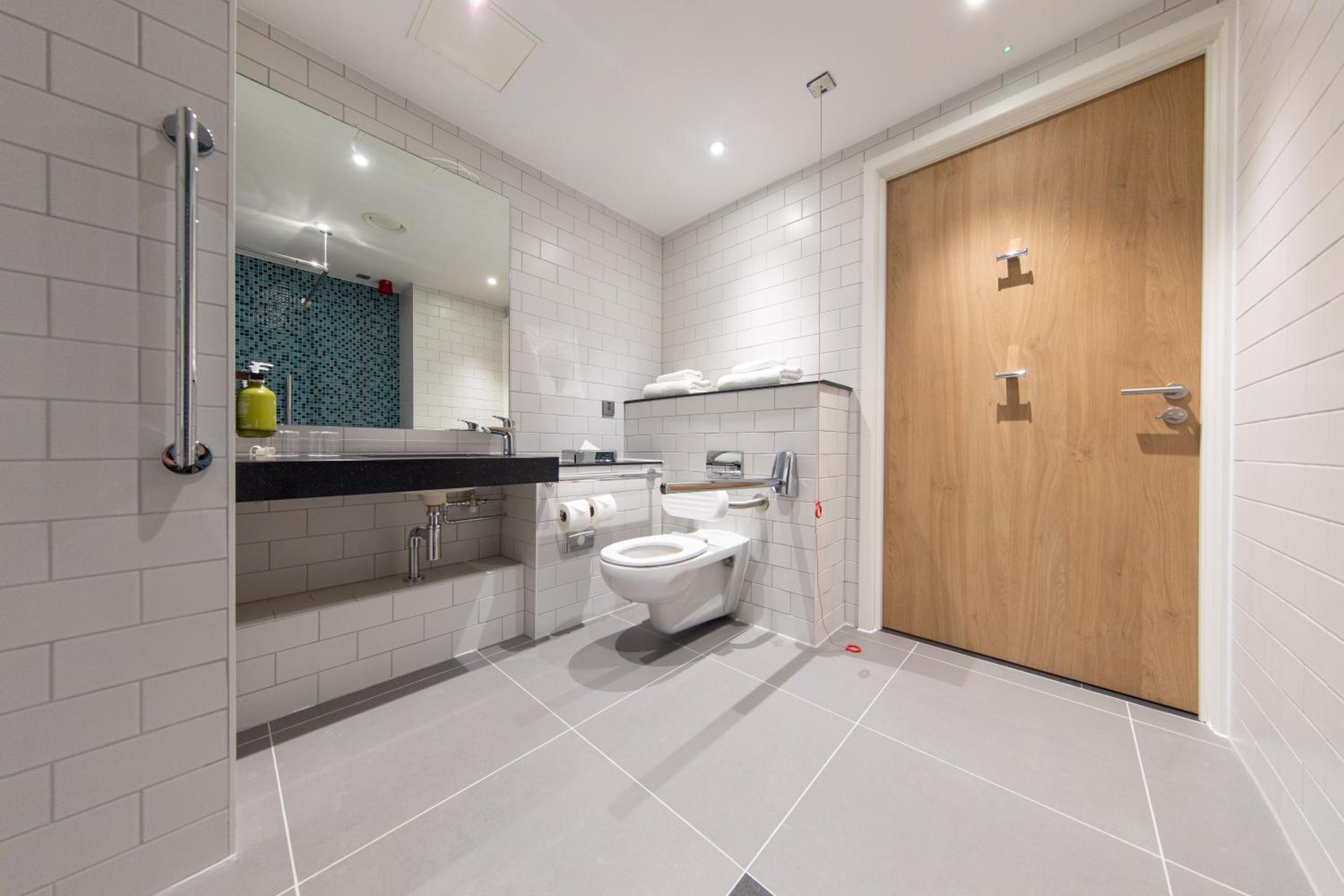 Standard King Room - Accessible - Photo 3