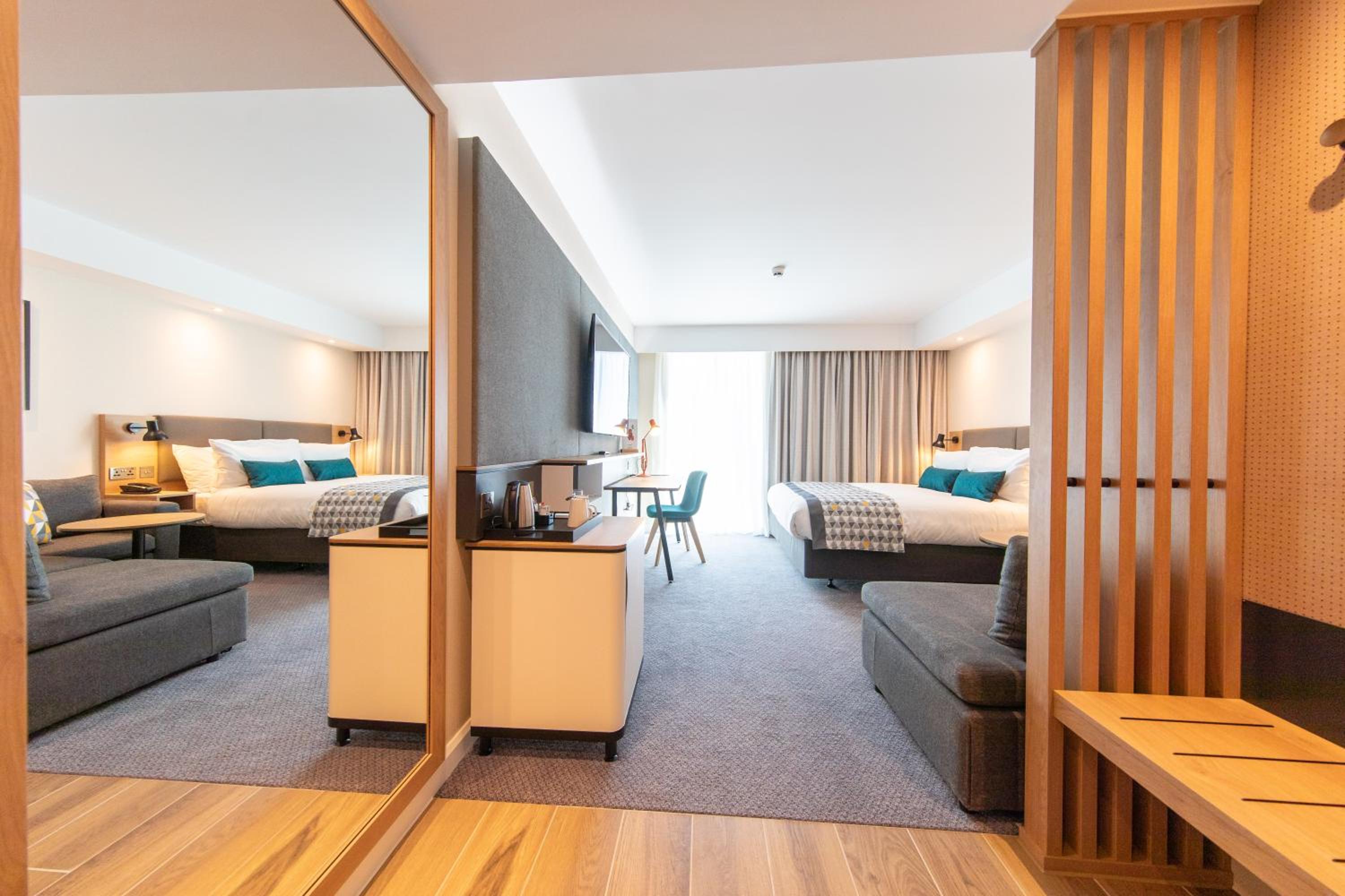 Standard King Room with Sofa Bed - Photo 3