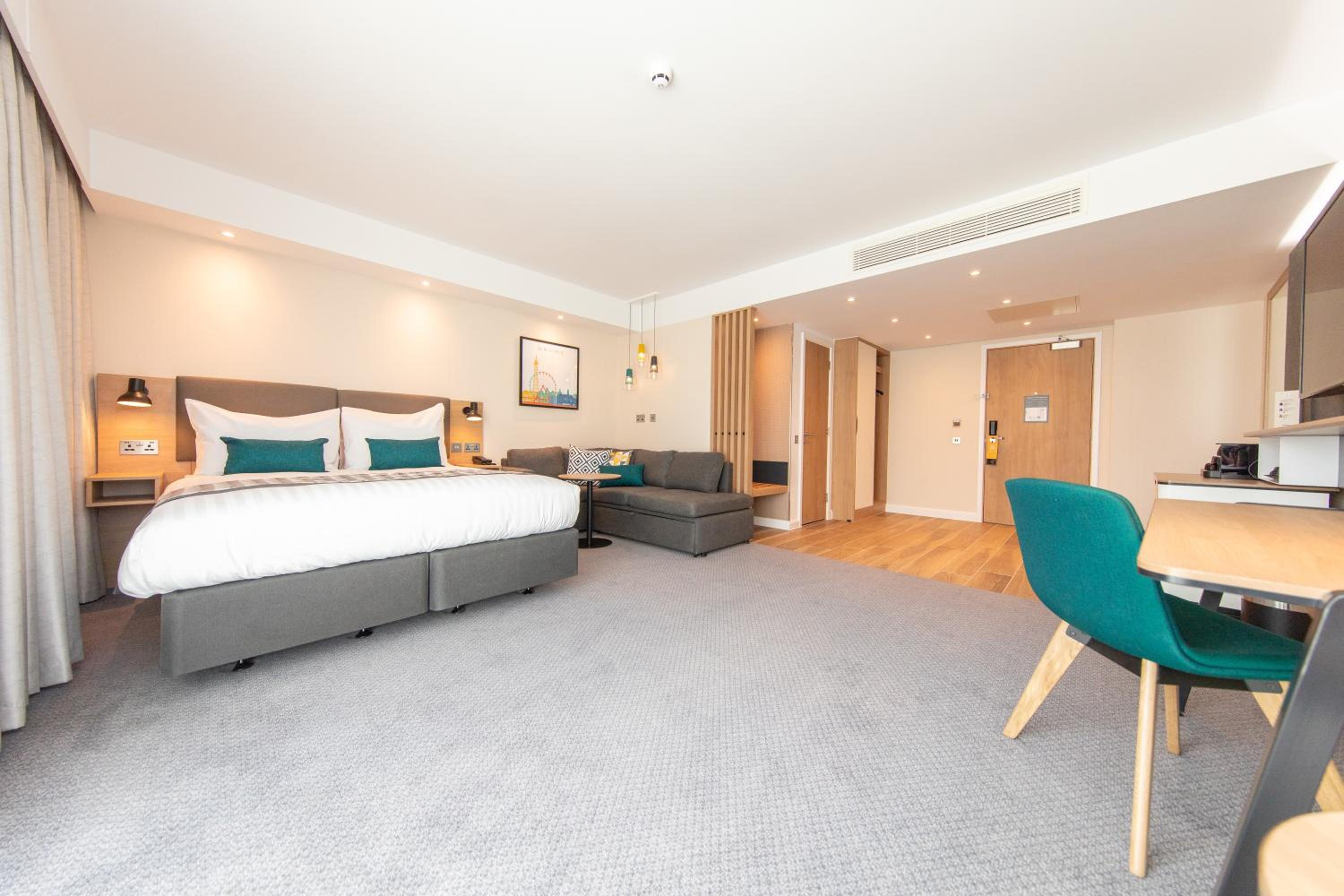 Premium King Room with Sofa Bed - Photo 2