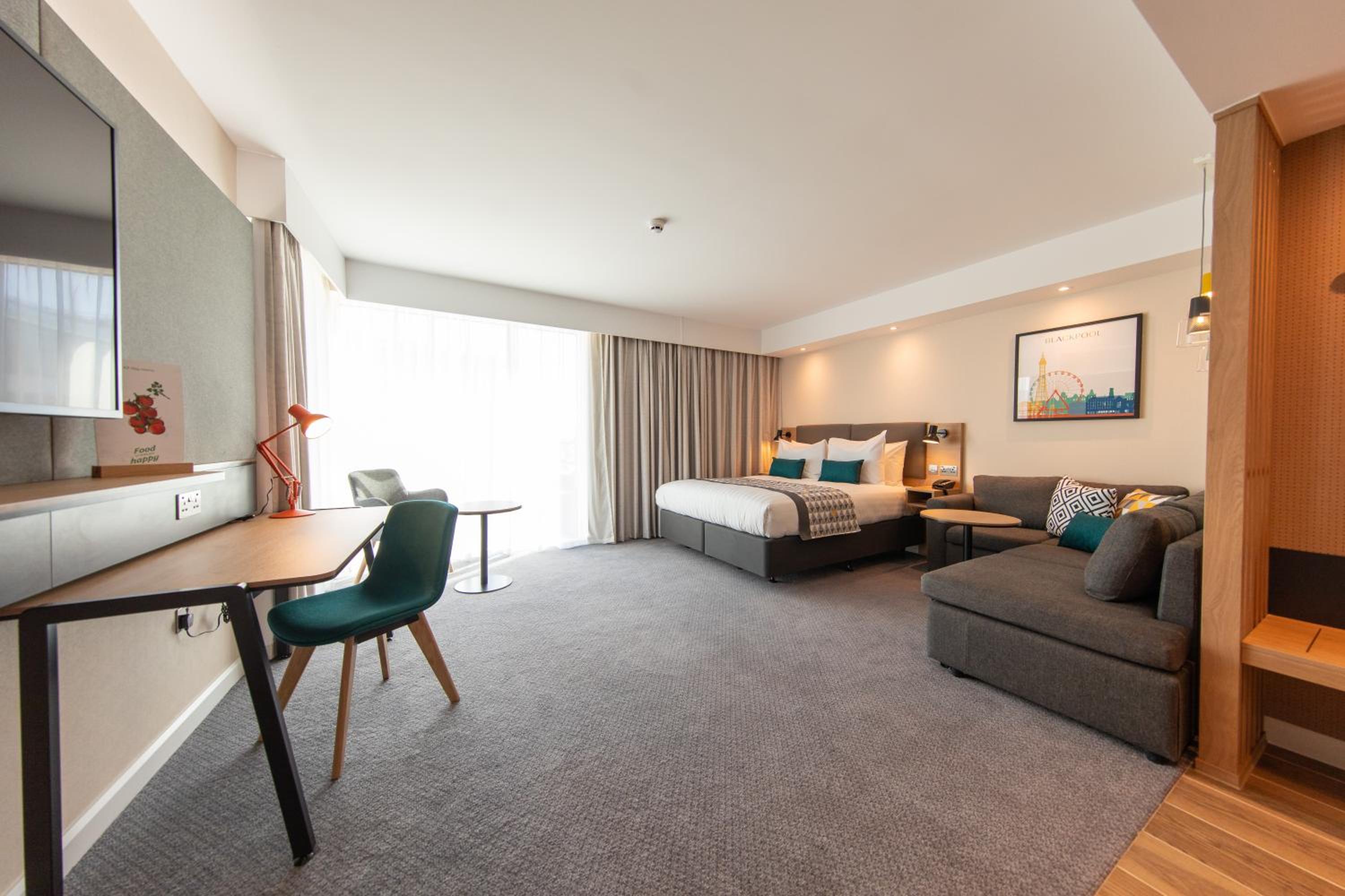Premium King Room with Sofa Bed - Photo 3