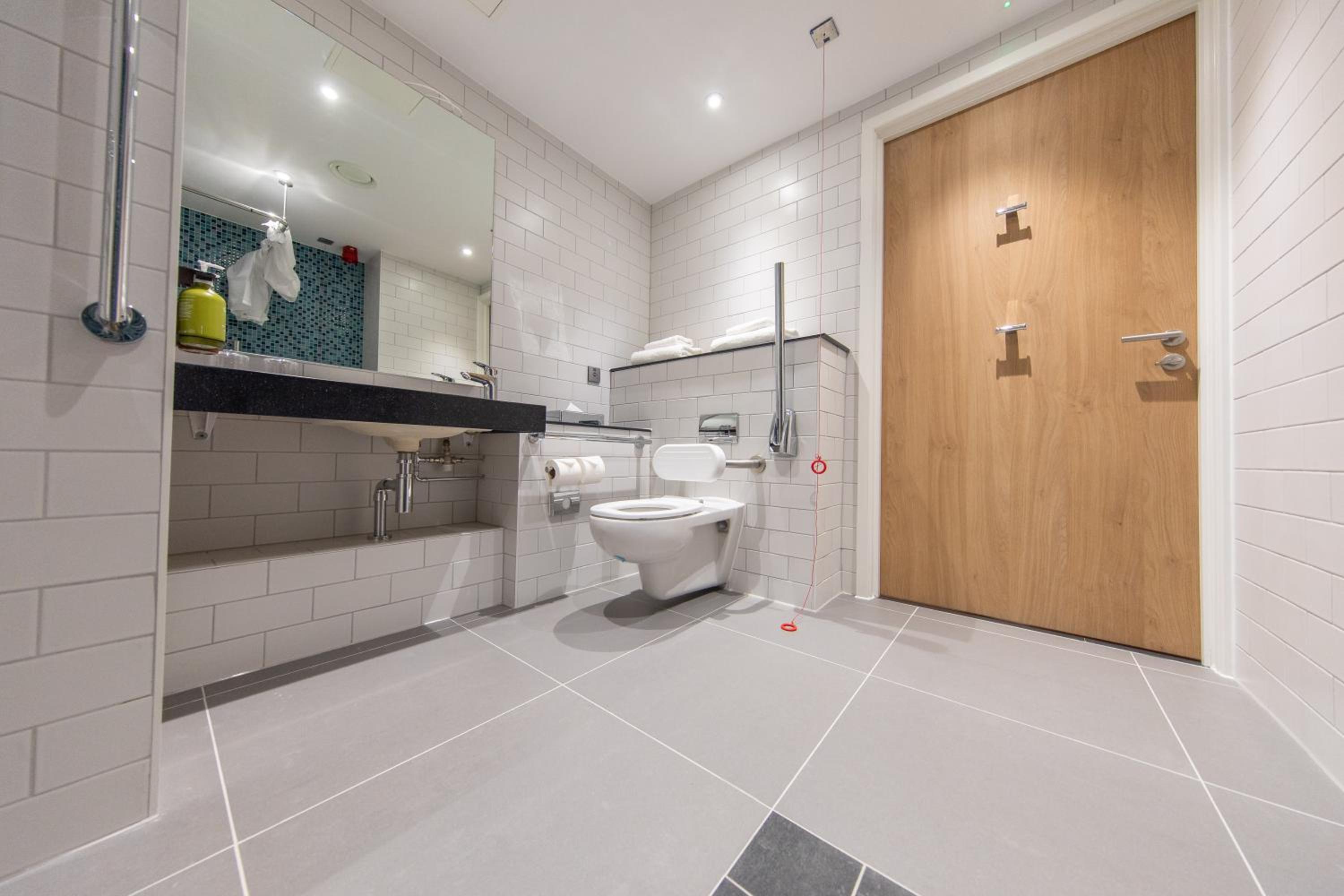 Standard King Room - Accessible - Photo 6