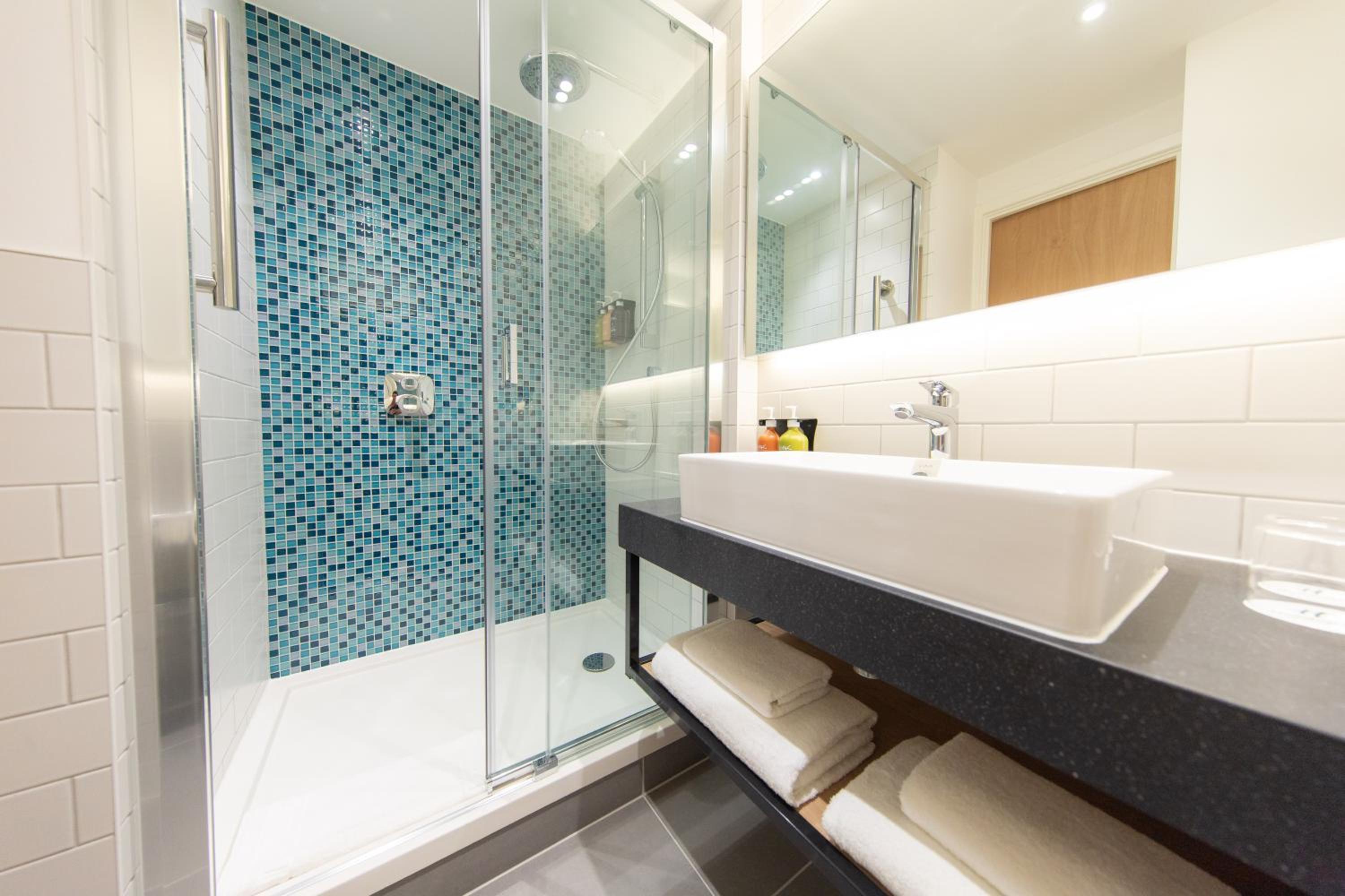 Standard Twin Room with Two Single Beds - Top Floor - Photo 2