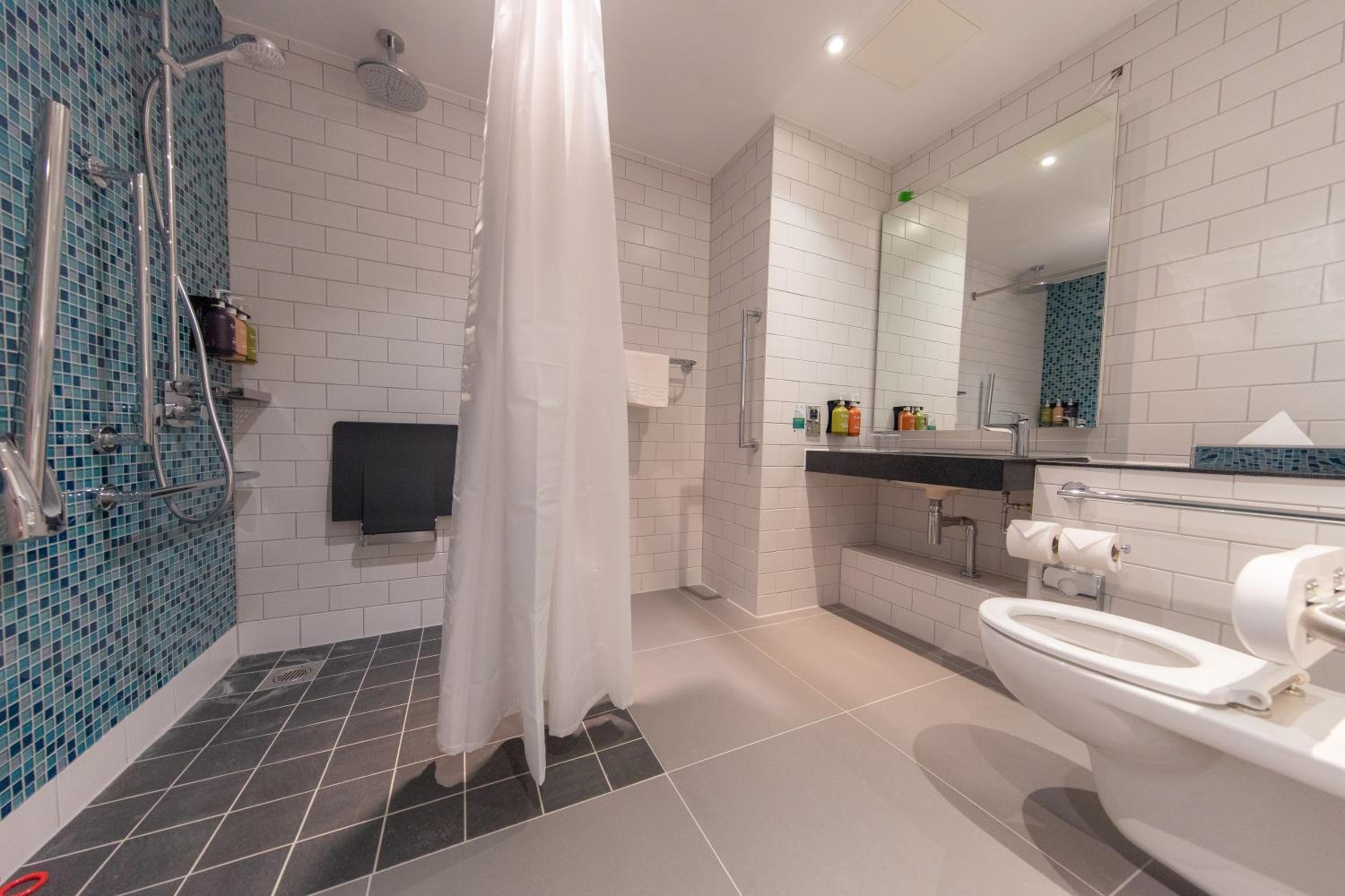 Standard King Room - Accessible - Photo 7