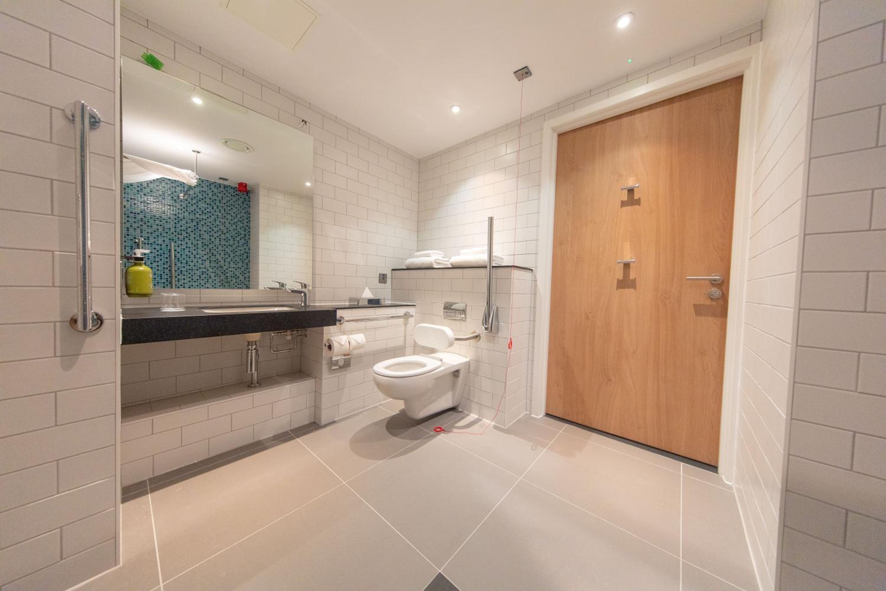 Standard King Room - Accessible - Photo 8